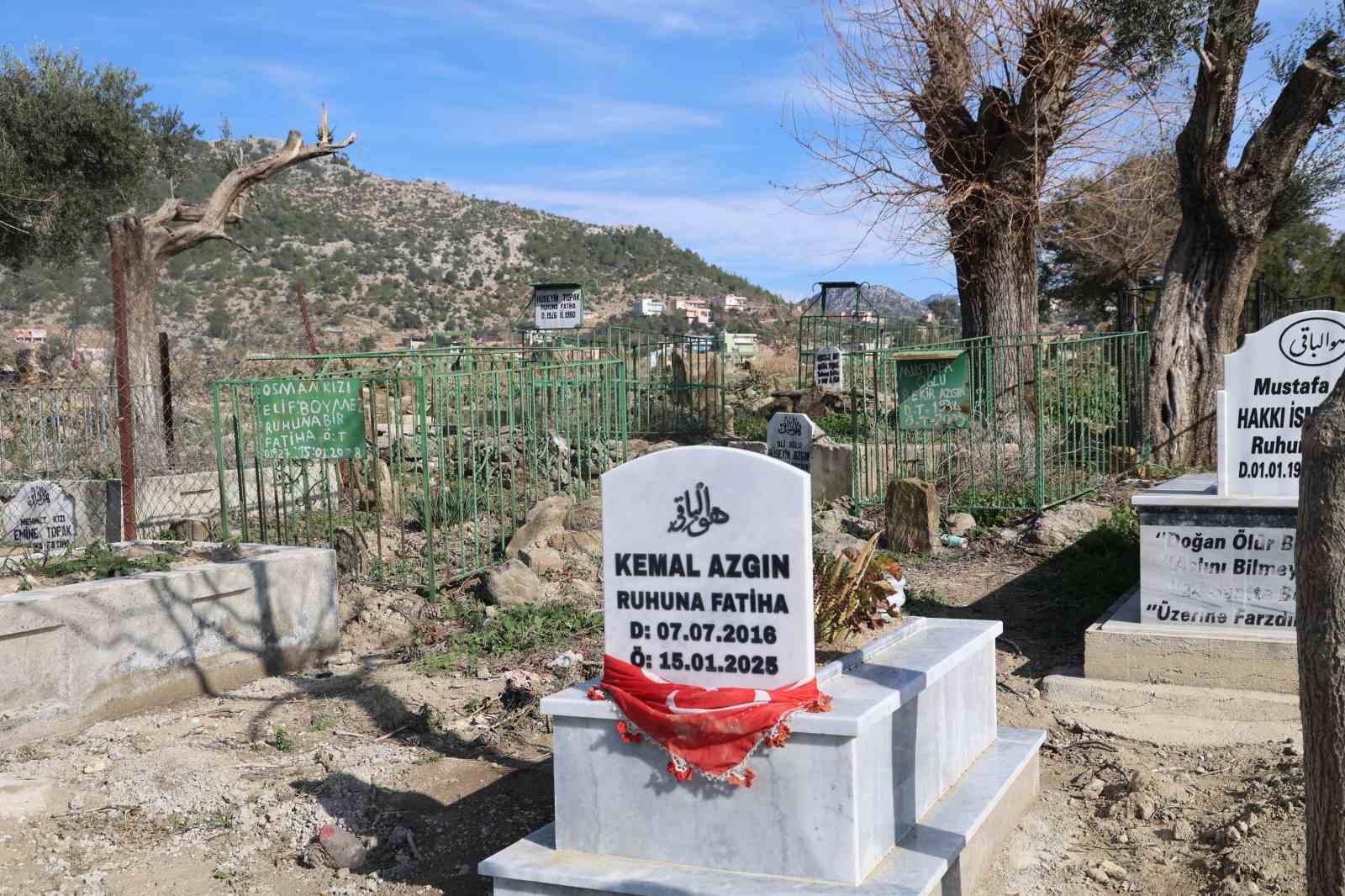 Acılı baba karne gününde maganda kurşunuyla ölen oğlunun kabrinde ağladı