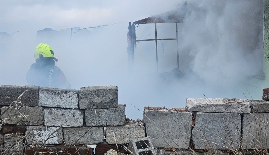 Bandırma’da metruk binada soba yangını, 1 kişi dumandan etkilendi