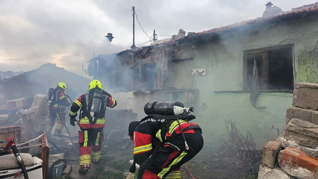 Bandırma’da metruk binada soba yangını, 1 kişi dumandan etkilendi
