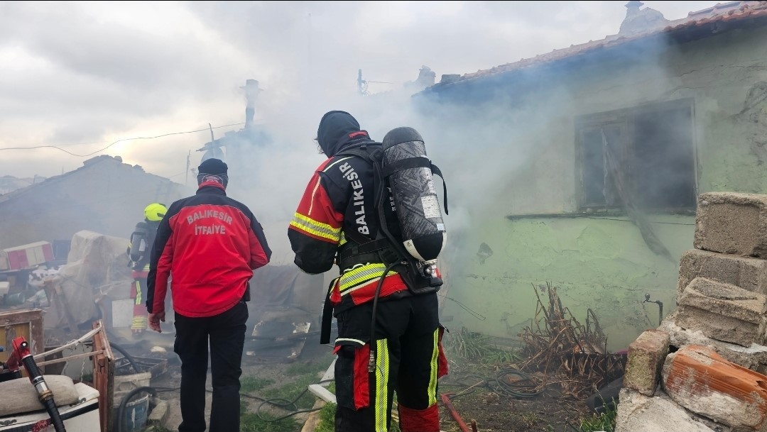 Bandırma’da metruk binada soba yangını, 1 kişi dumandan etkilendi