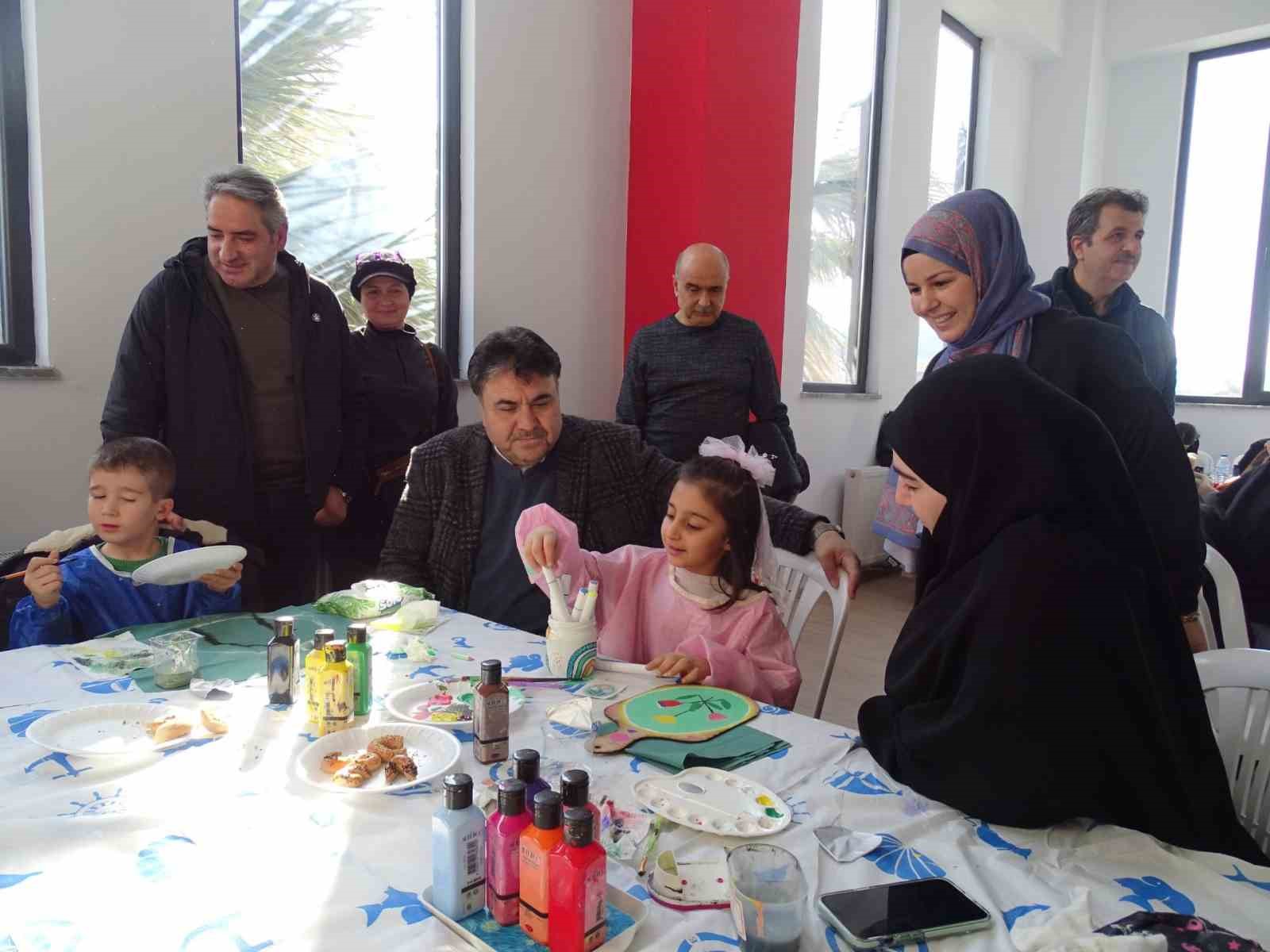 Ailece ahşap boyadılar