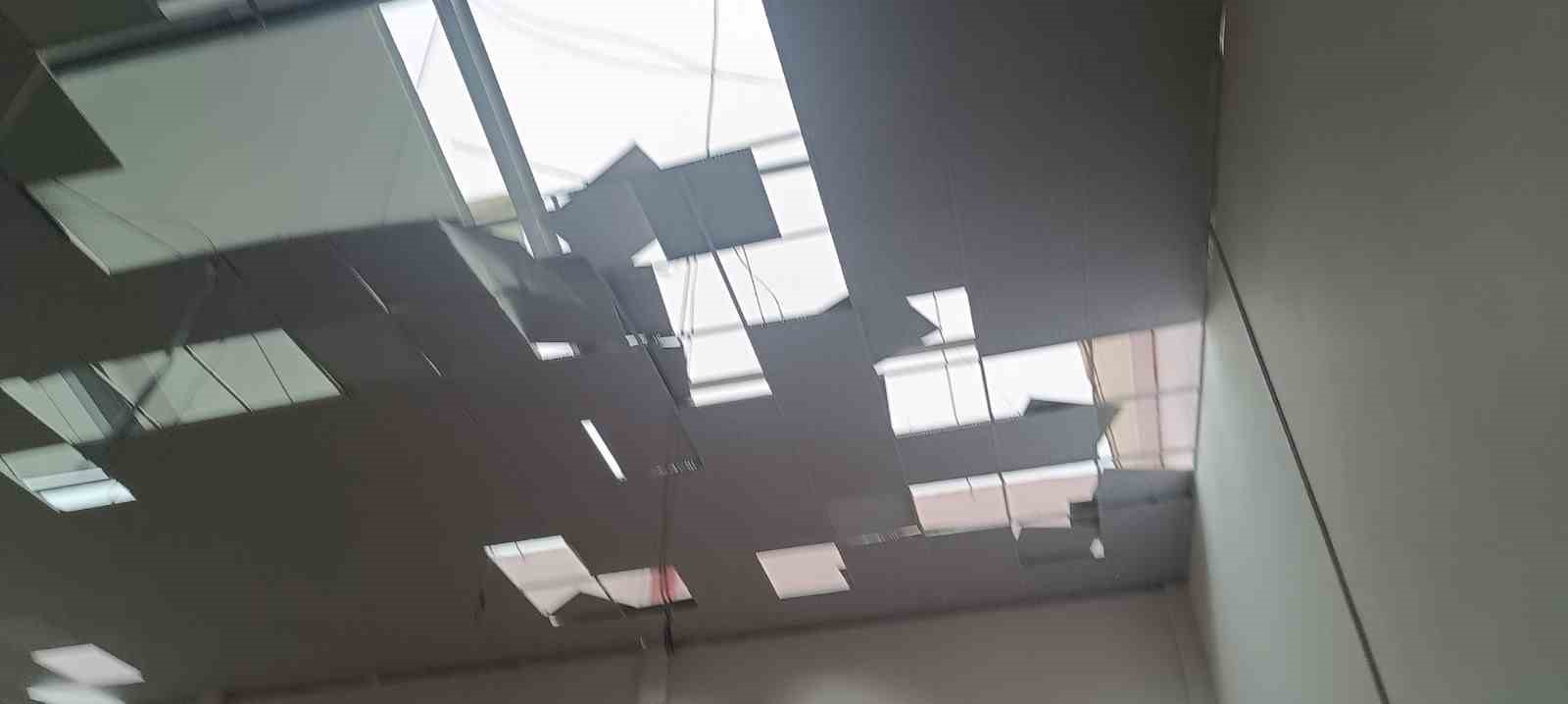 Bilecik’te yaşanan fırtınada çatılar uçtu, ağaçlar devrildi