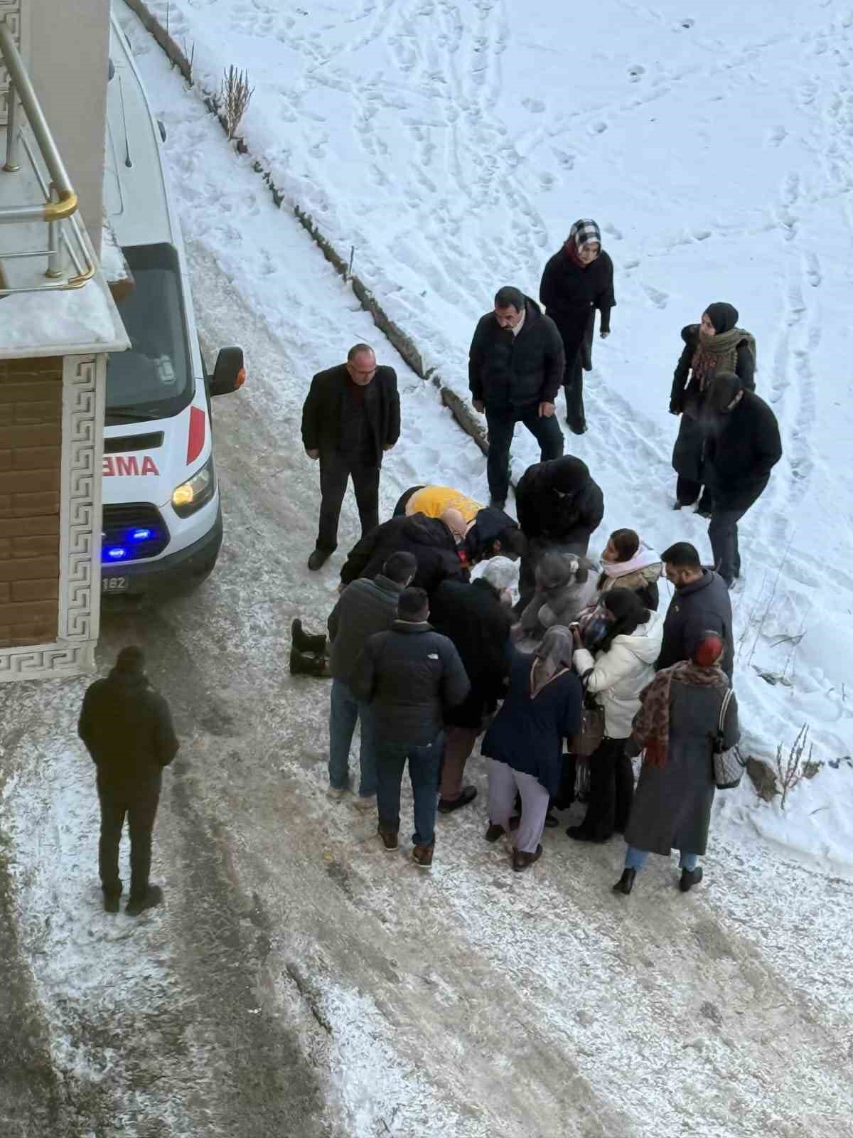 Kars’ta okula giden öğrencinin başına buz kütlesi düştü