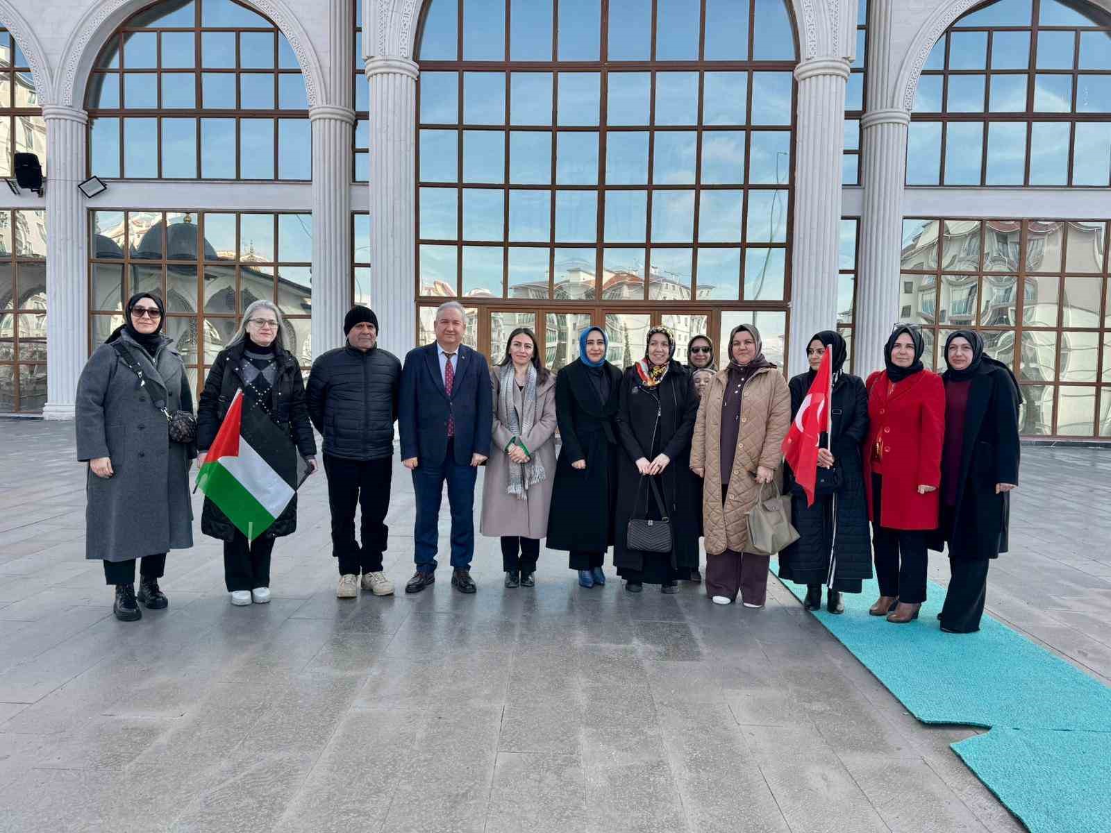 Gazze için tek yürek olan Niğde’den yardım tırı yola çıktı