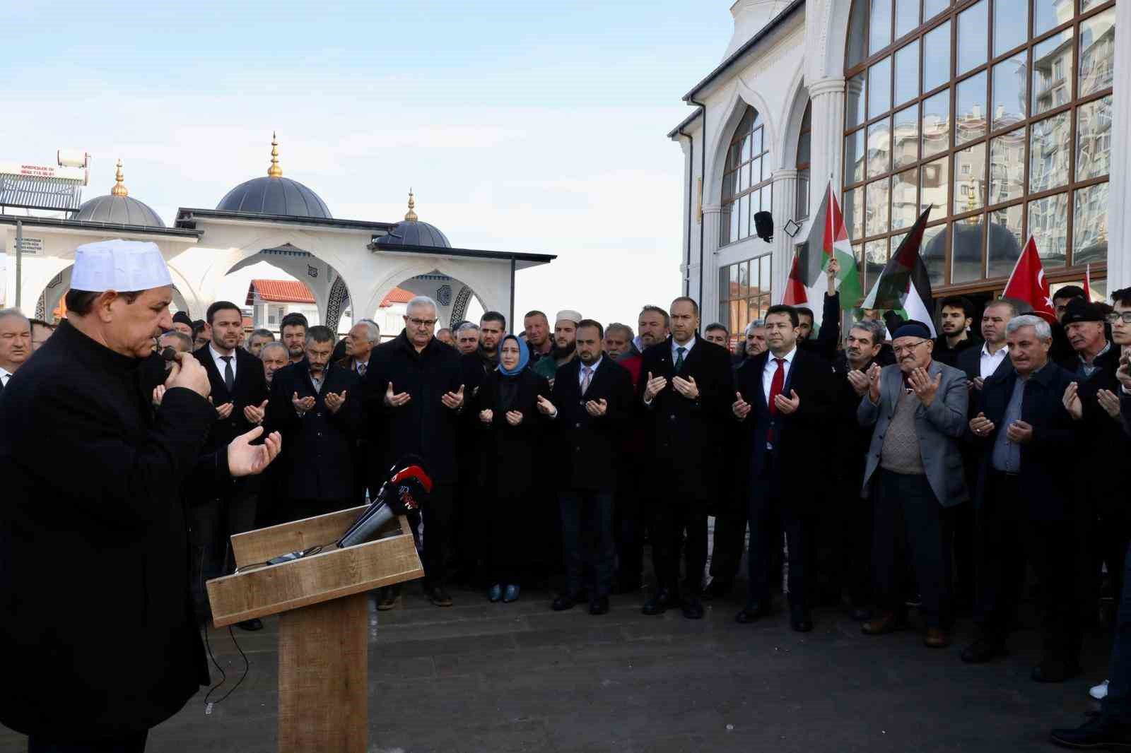 Gazze için tek yürek olan Niğde’den yardım tırı yola çıktı
