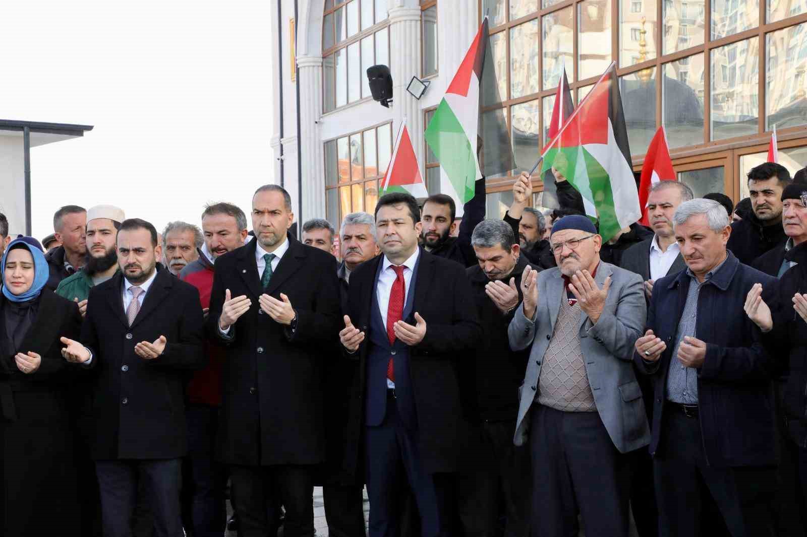 Gazze için tek yürek olan Niğde’den yardım tırı yola çıktı