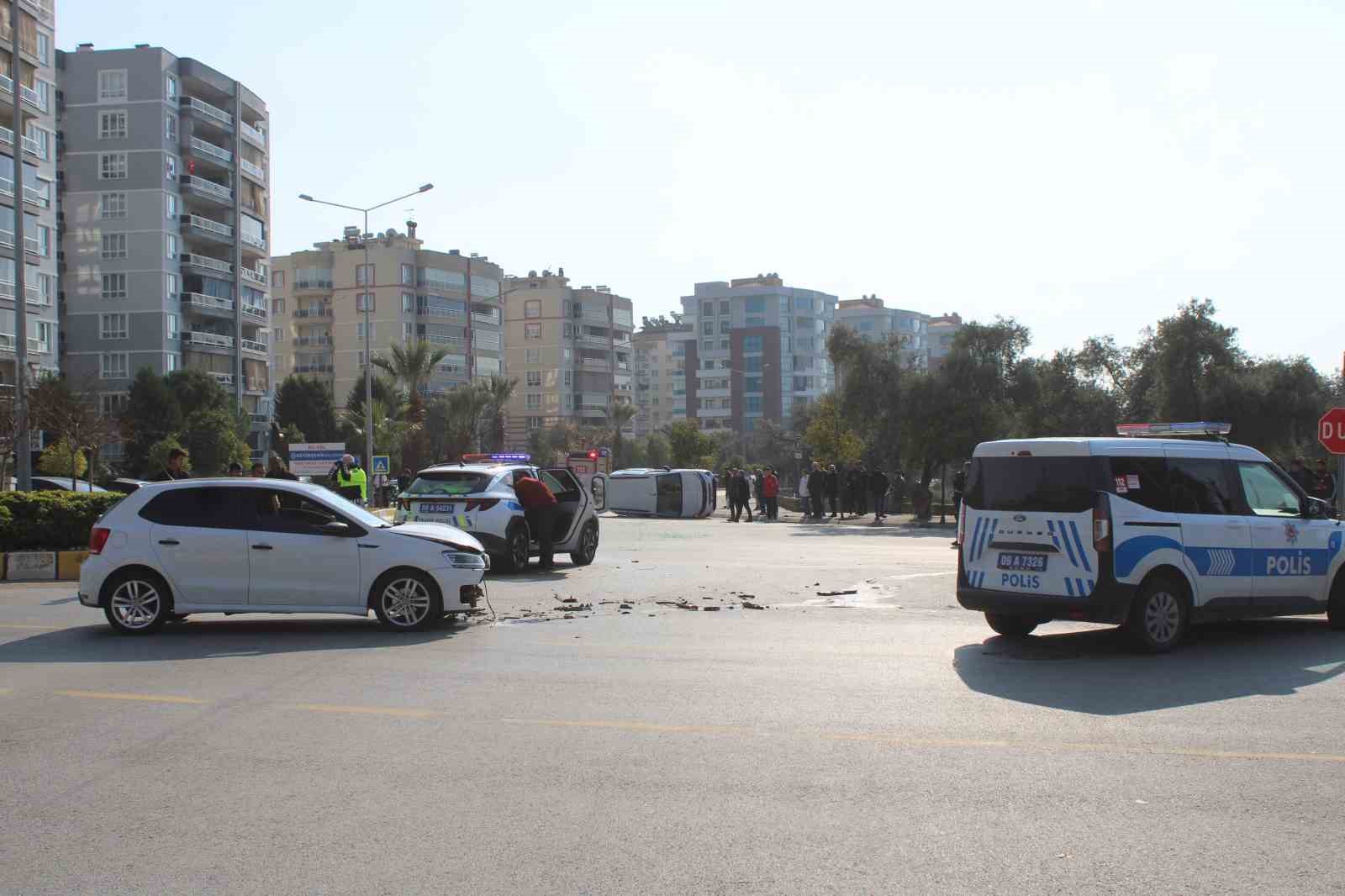 Otomobille çarpışan ticari araç yan yattı: 1 yaralı