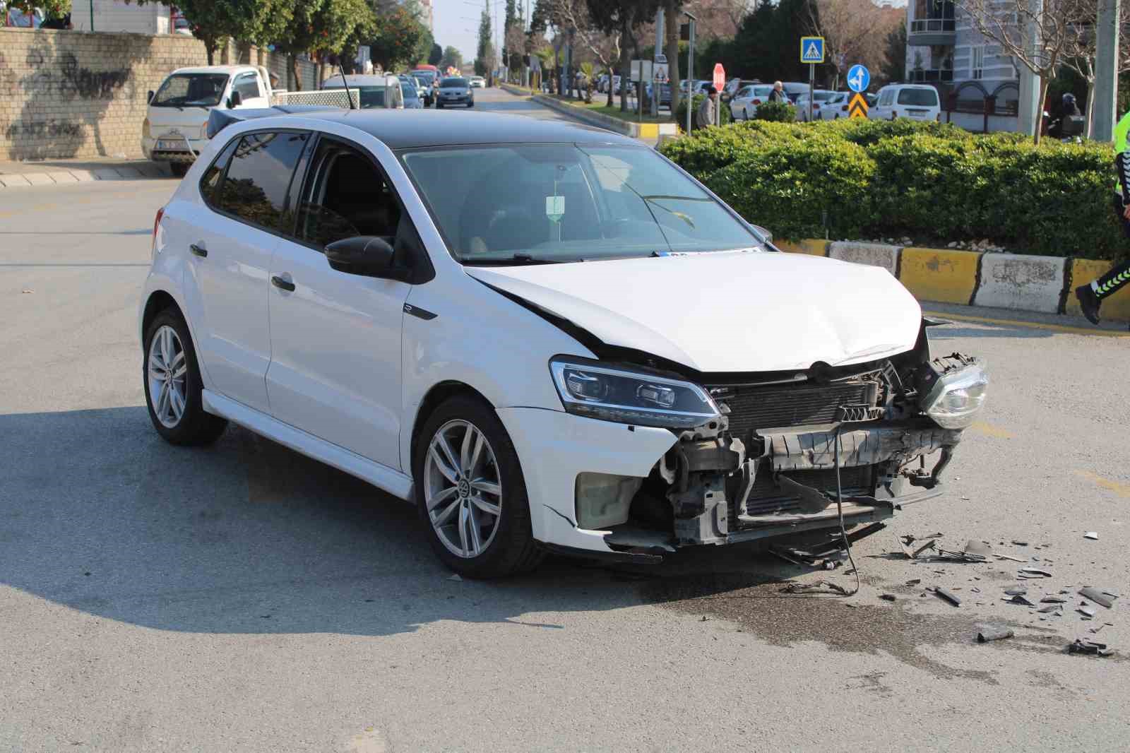 Otomobille çarpışan ticari araç yan yattı: 1 yaralı