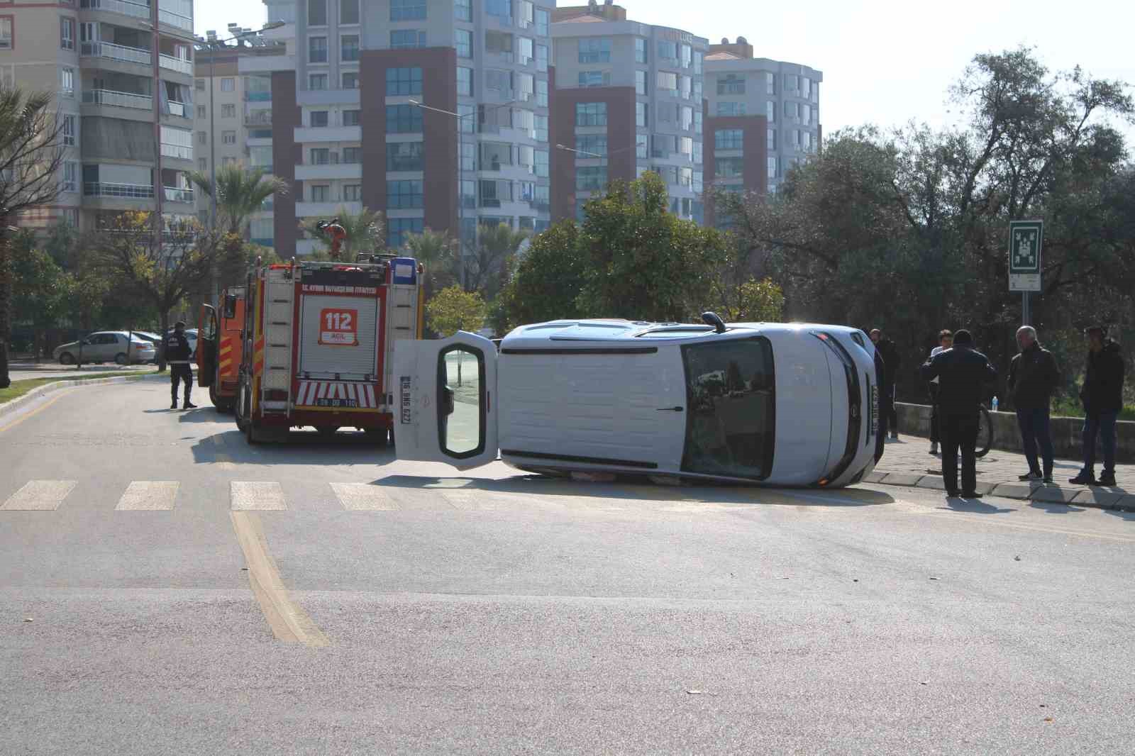 Otomobille çarpışan ticari araç yan yattı: 1 yaralı