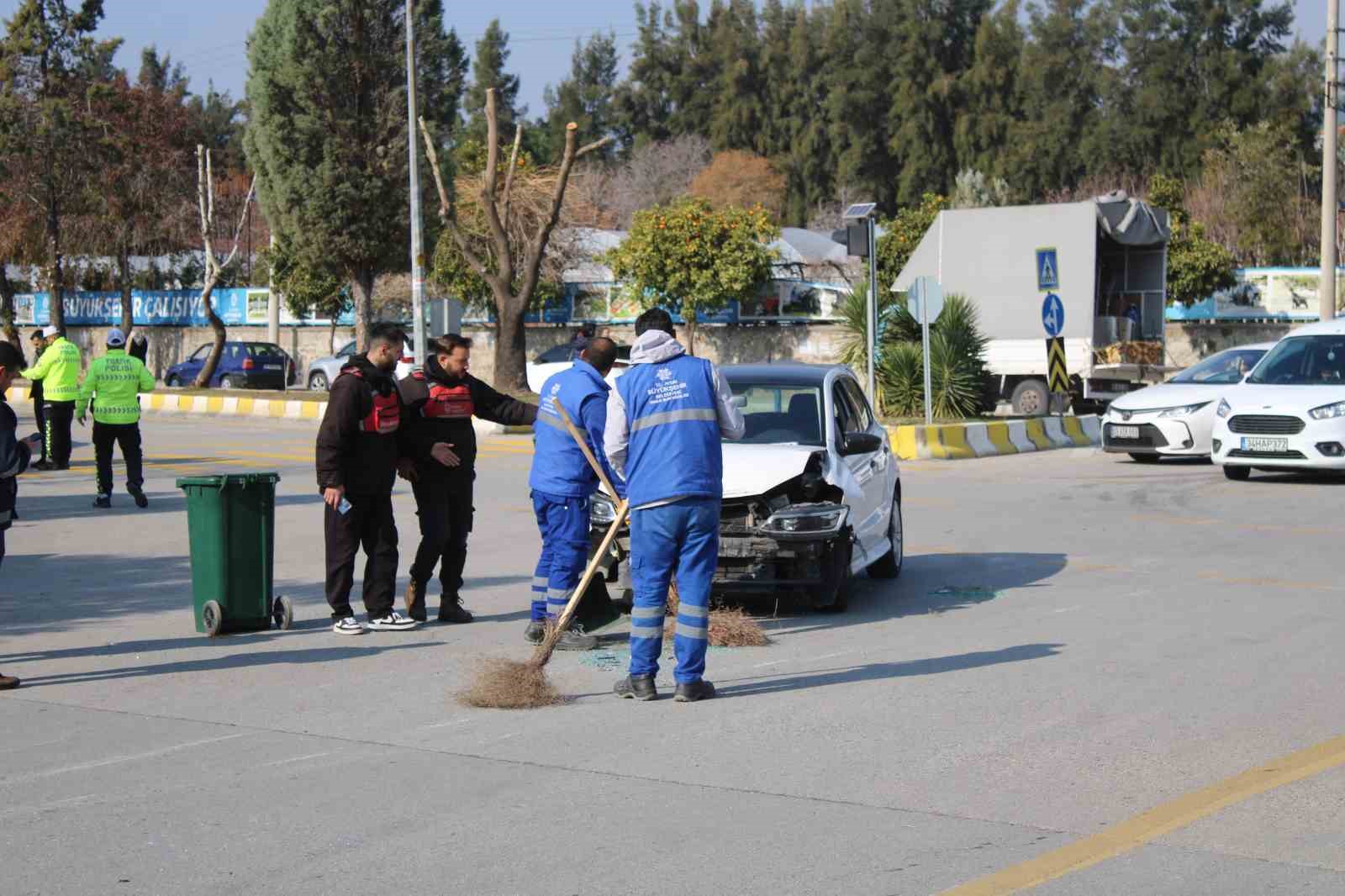 Otomobille çarpışan ticari araç yan yattı: 1 yaralı