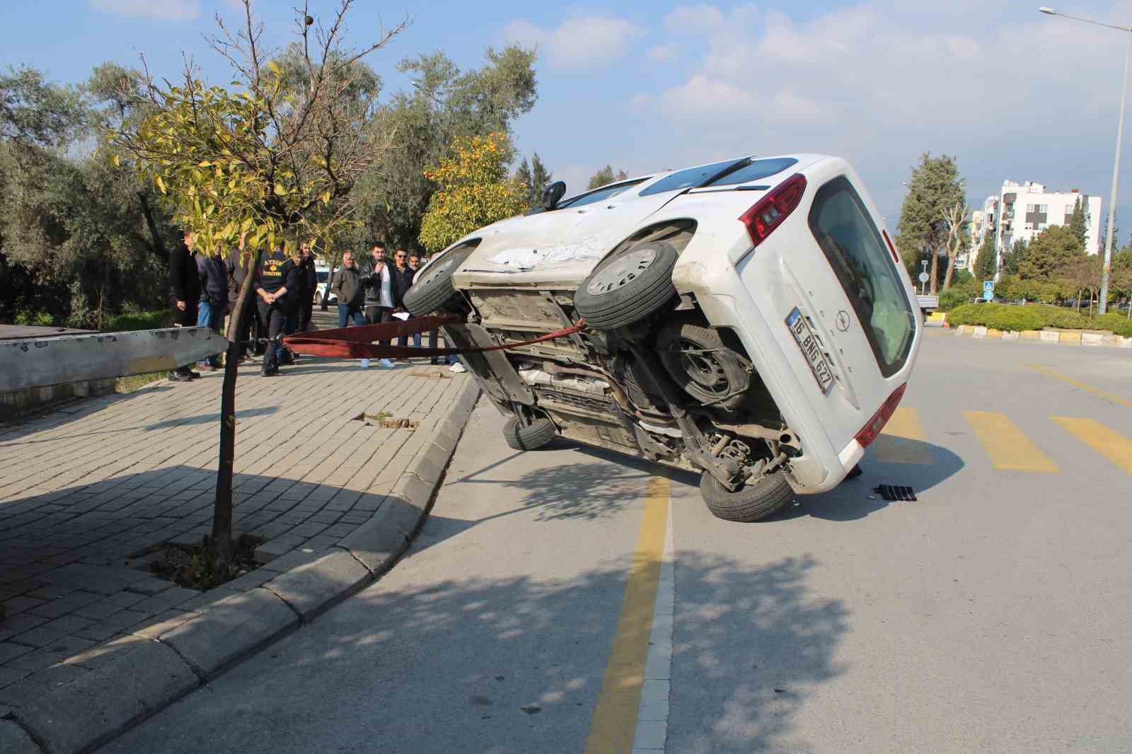 Otomobille çarpışan ticari araç yan yattı: 1 yaralı