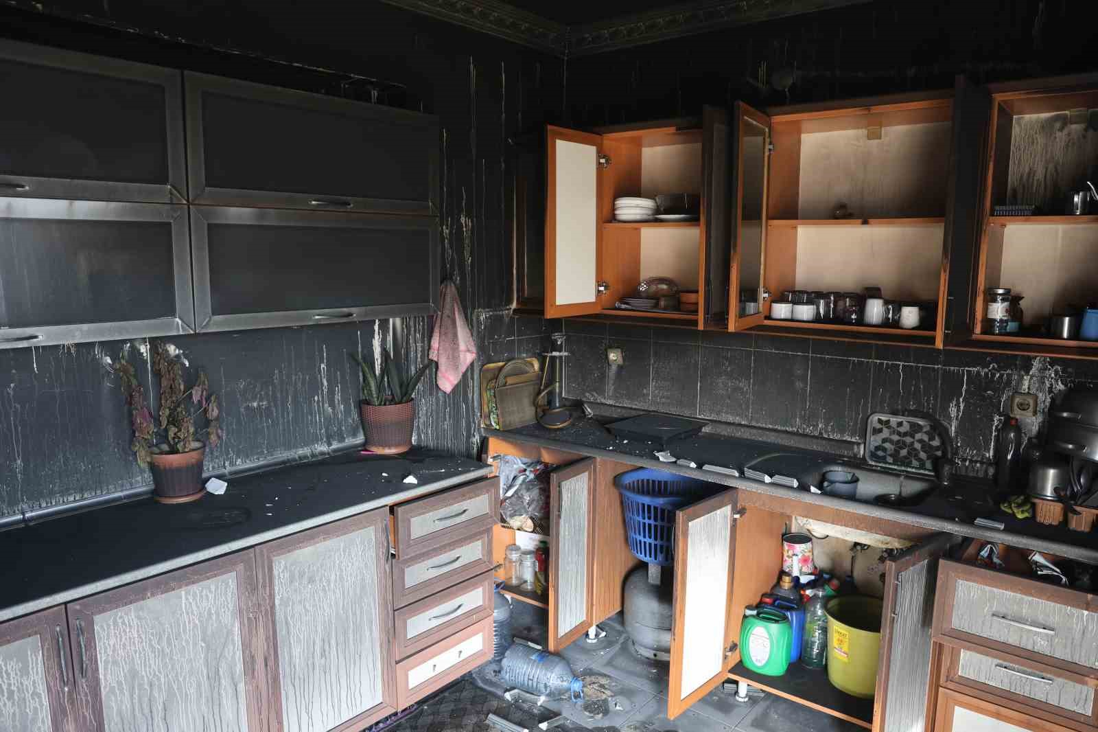 Depremde eşini ve evladını kaybeden kadın, ikinci kez felaketi yaşadığı yangında tüm birikimini ve yuvasını kaybetti