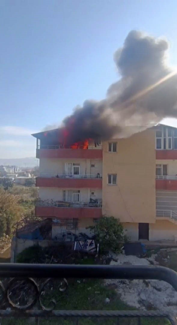 Depremde eşini ve evladını kaybeden kadın, ikinci kez felaketi yaşadığı yangında tüm birikimini ve yuvasını kaybetti