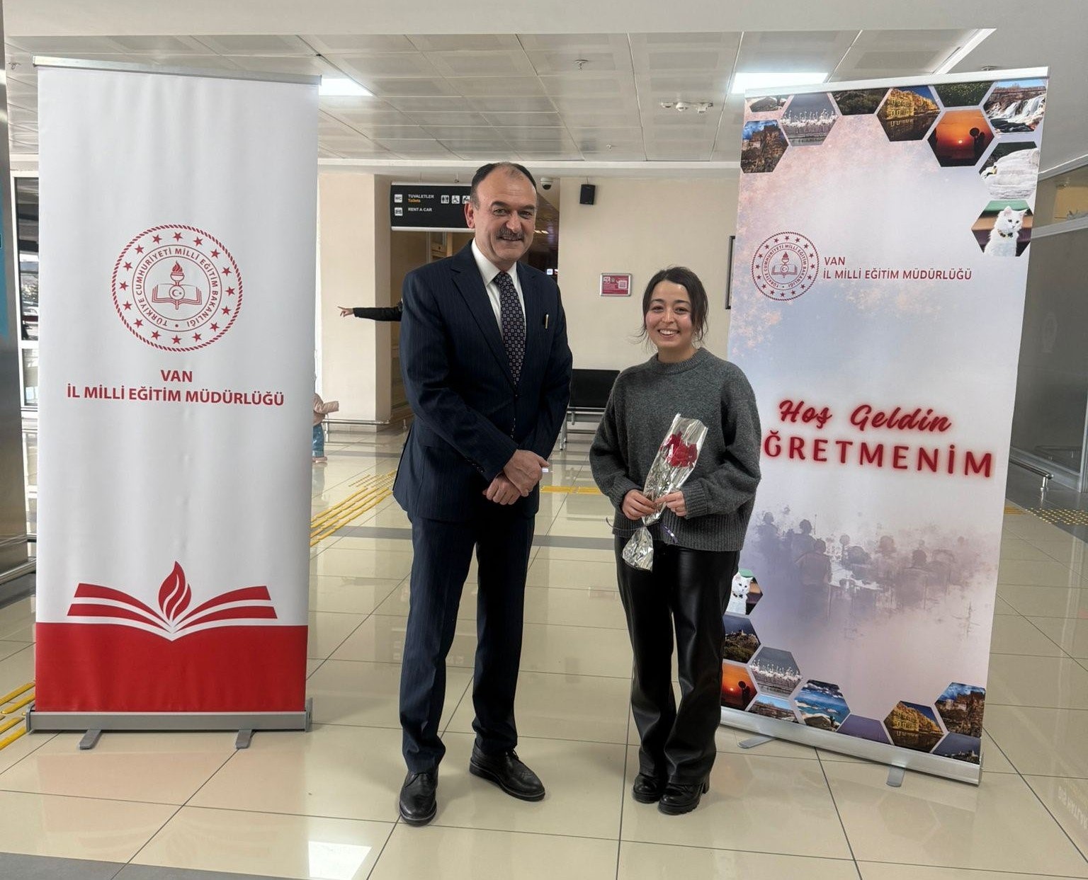 Van’a yeni atanan öğretmenler güllerle karşılandı