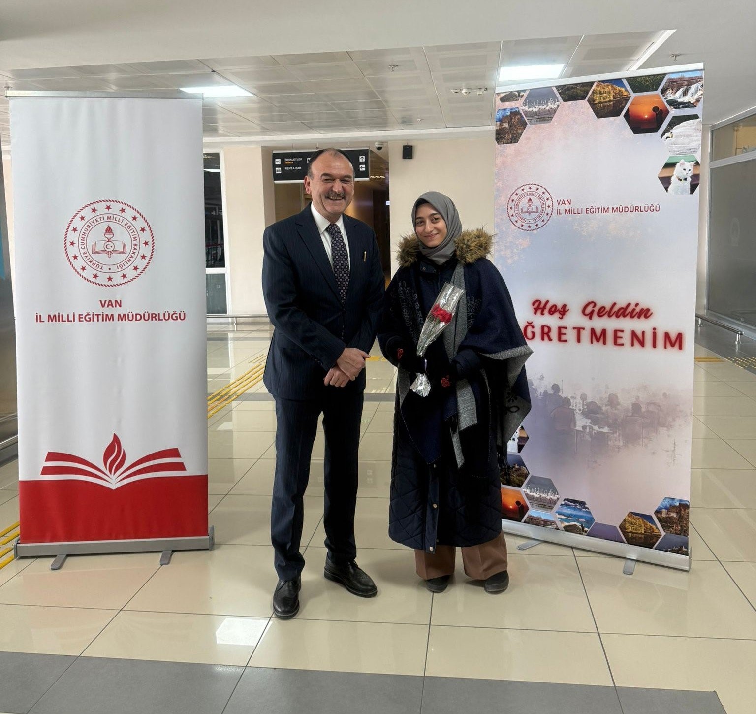 Van’a yeni atanan öğretmenler güllerle karşılandı