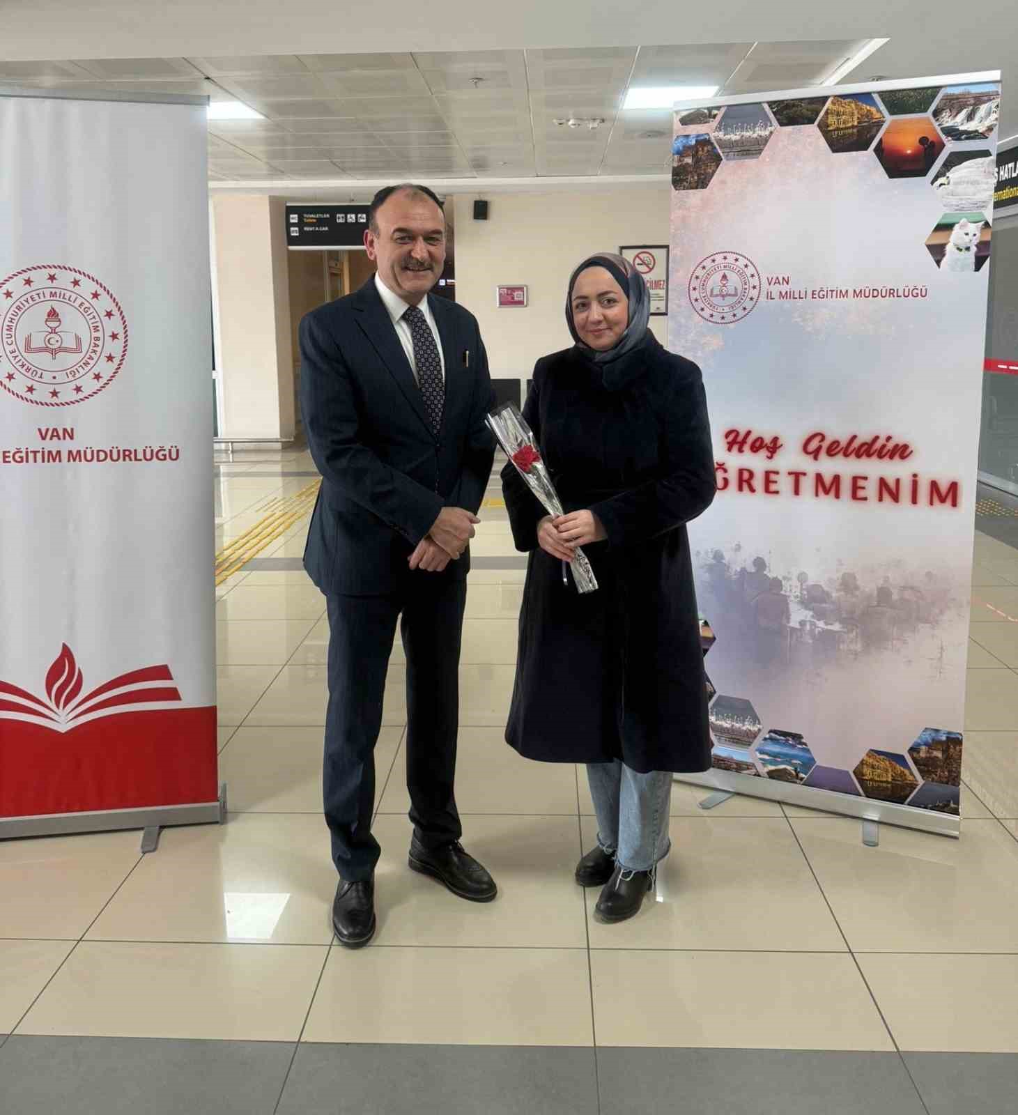 Van’a yeni atanan öğretmenler güllerle karşılandı