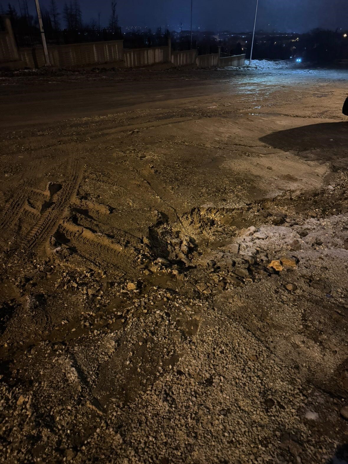 Çamur içinde olan yol temizlenip onarım bekliyor