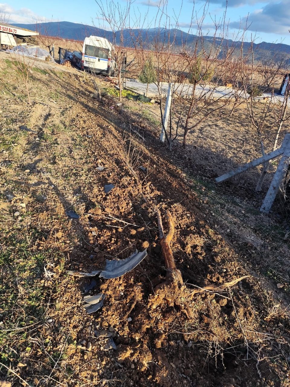 Kontrolden çıkan hafif ticari araç bahçe evinin kapısına çarparak durabildi: 1 yaralı