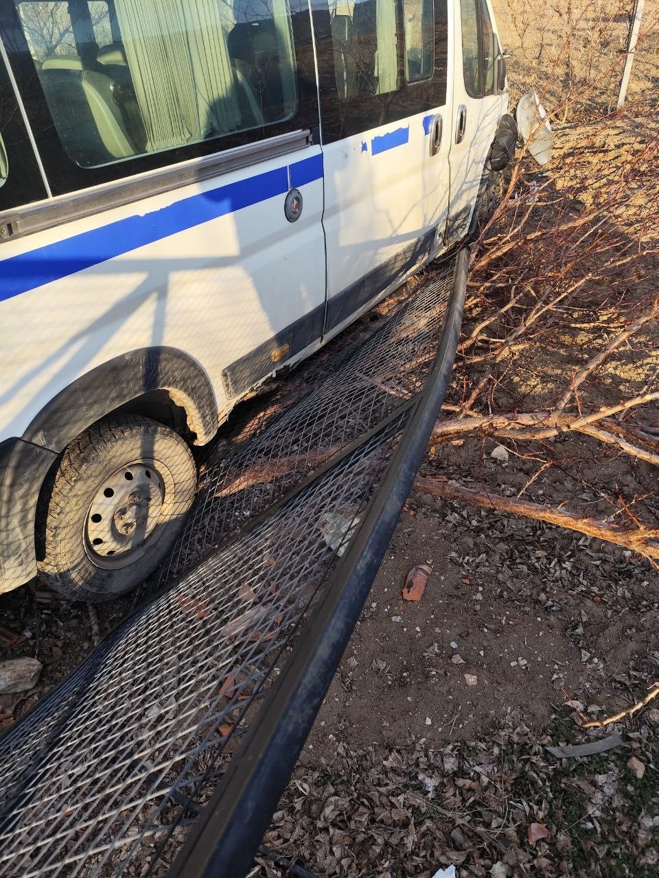 Kontrolden çıkan hafif ticari araç bahçe evinin kapısına çarparak durabildi: 1 yaralı