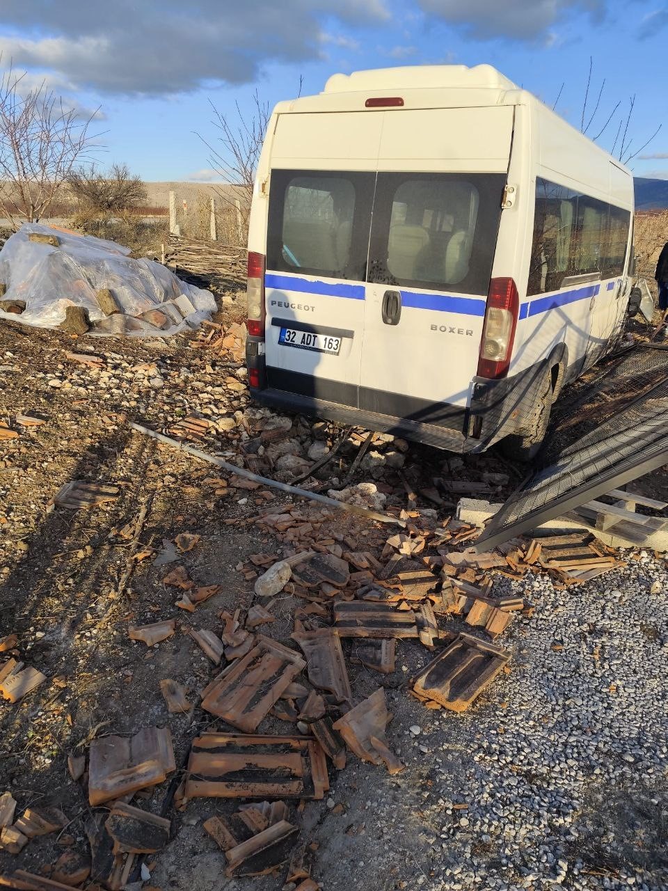 Kontrolden çıkan hafif ticari araç bahçe evinin kapısına çarparak durabildi: 1 yaralı