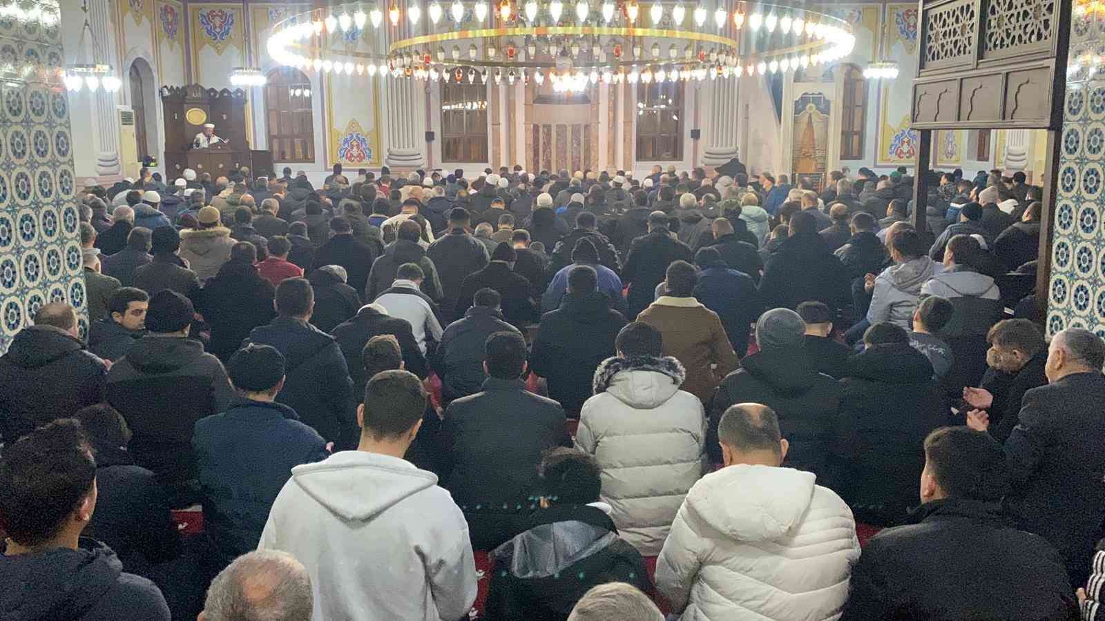 Bolu’da Miraç Kandili’nde vatandaşlar camilere akın etti