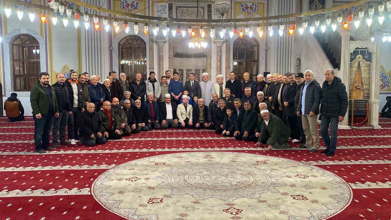 Bolu’da Miraç Kandili’nde vatandaşlar camilere akın etti