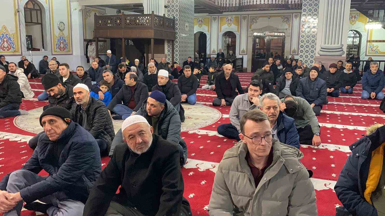 Bolu’da Miraç Kandili’nde vatandaşlar camilere akın etti