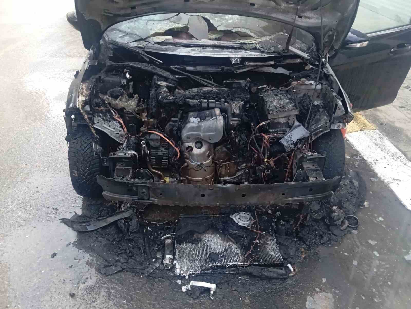 Pınarhisar’da park halindeki otomobil alevlere teslim oldu