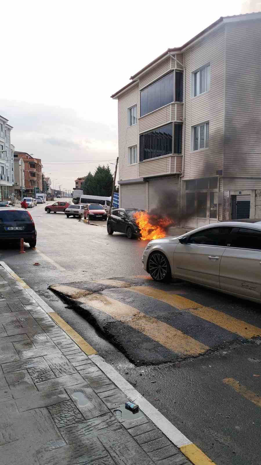 Pınarhisar’da park halindeki otomobil alevlere teslim oldu