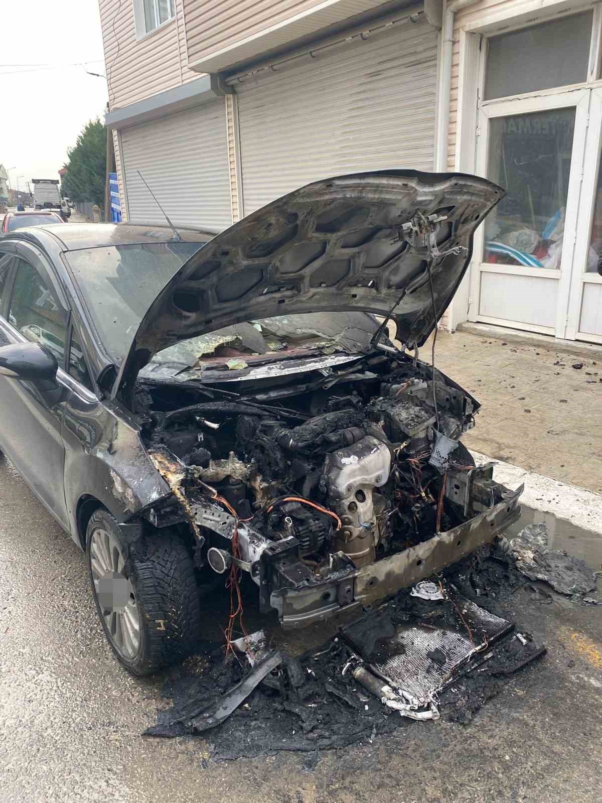 Pınarhisar’da park halindeki otomobil alevlere teslim oldu