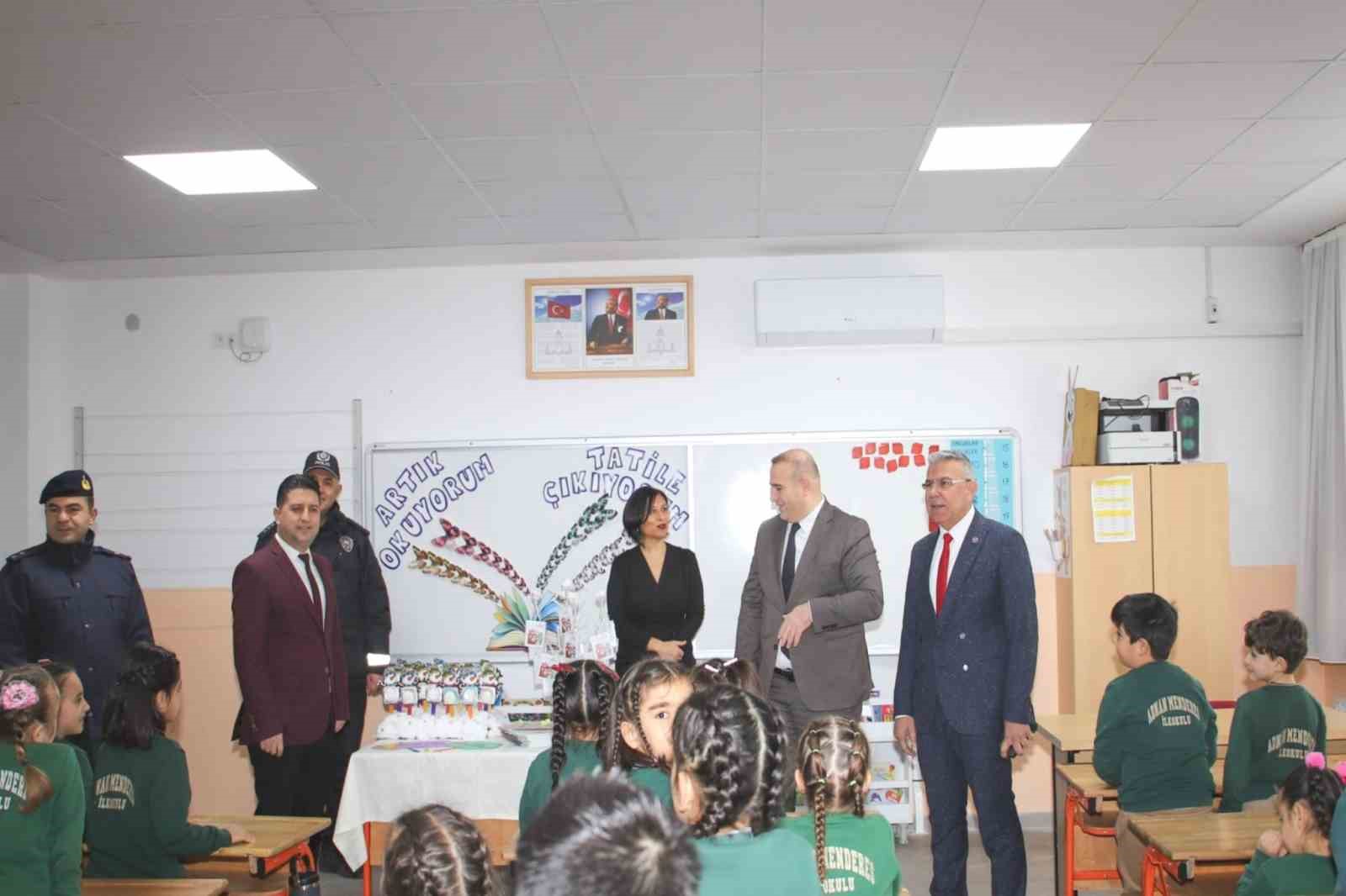 Köşk’te öğrencilerin yarıyıl karnelerini Kaymakam Taş verdi