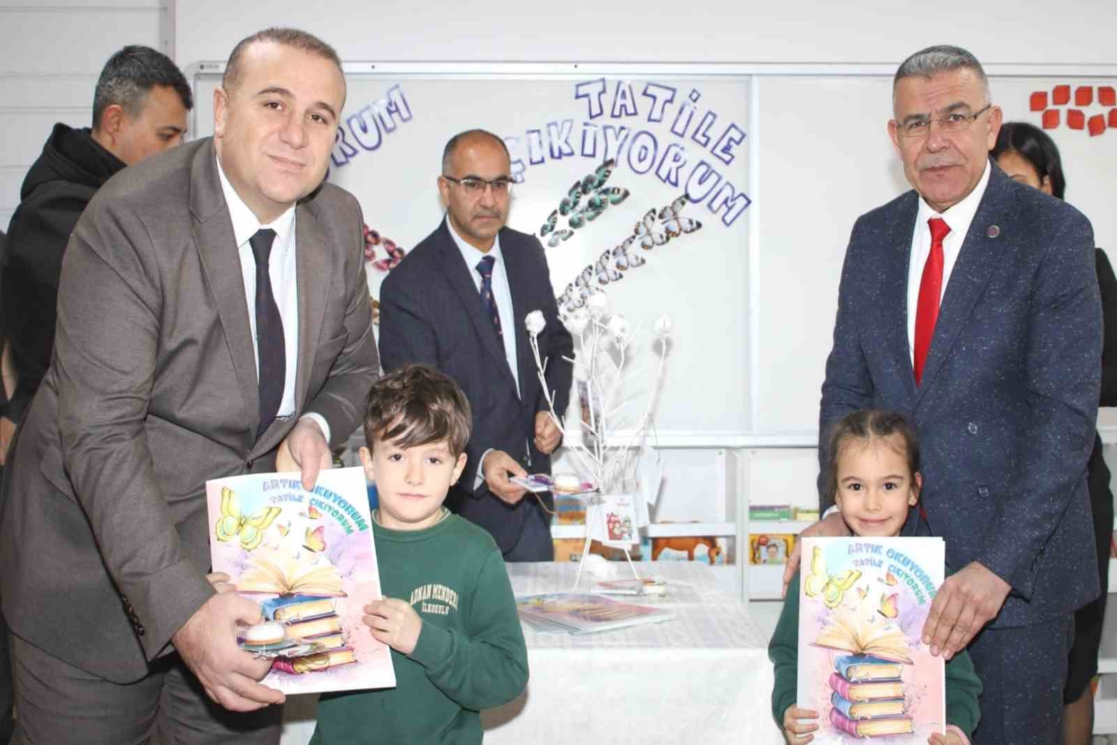 Köşk’te öğrencilerin yarıyıl karnelerini Kaymakam Taş verdi