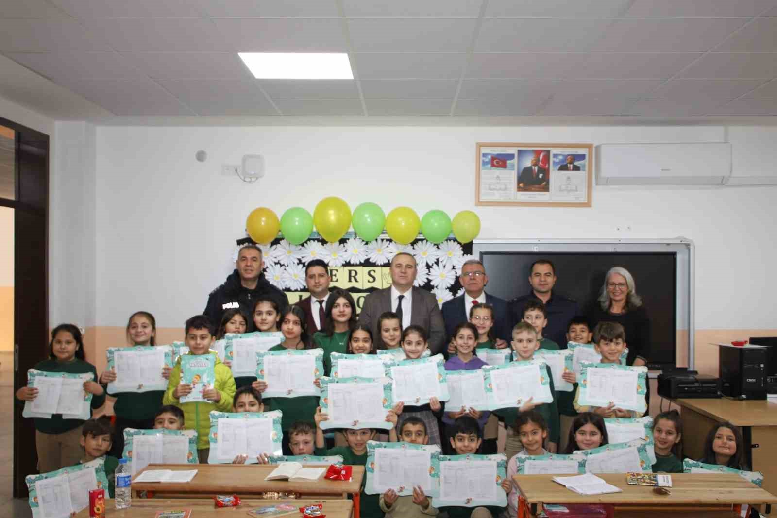 Köşk’te öğrencilerin yarıyıl karnelerini Kaymakam Taş verdi