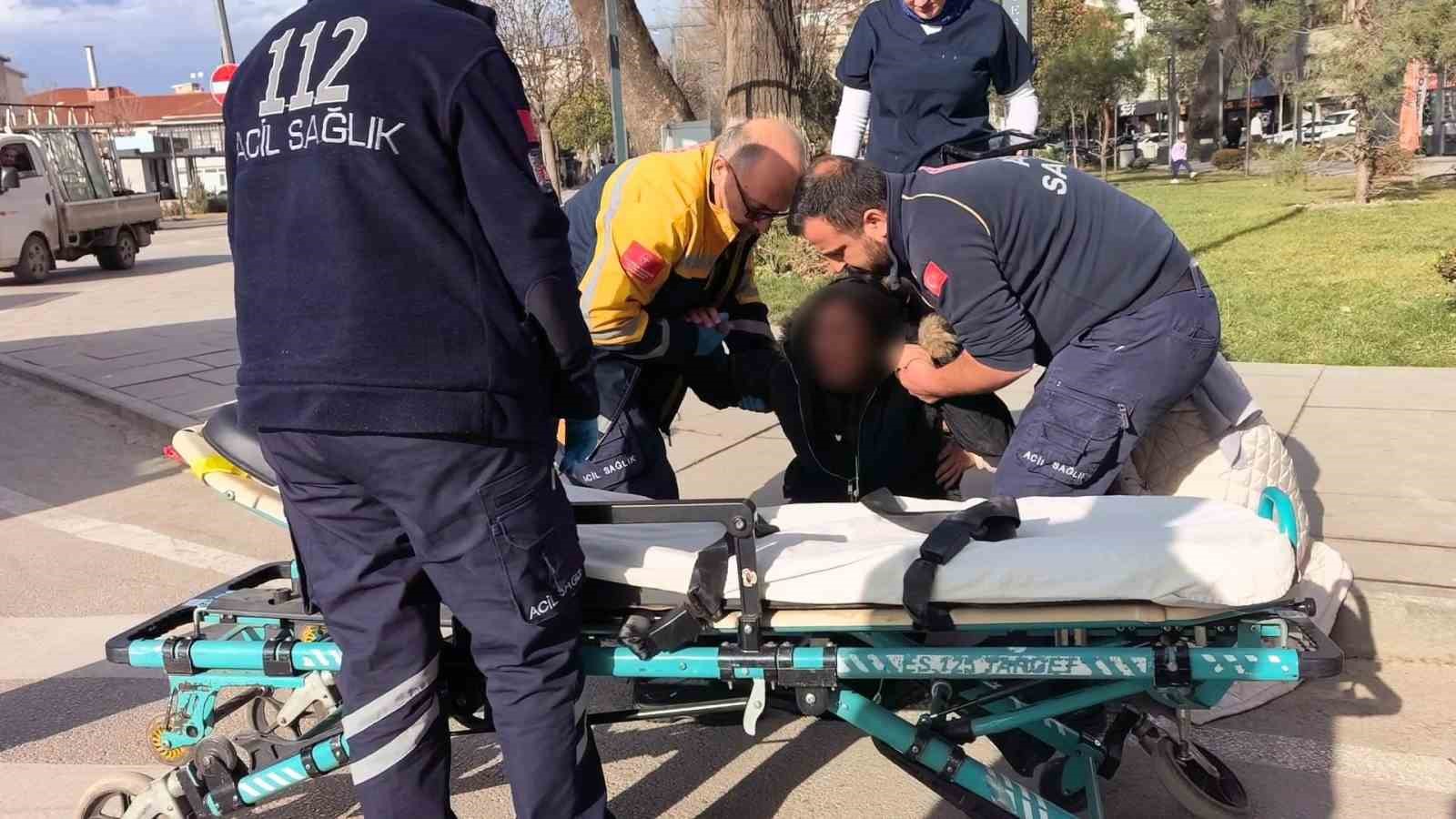 Yaya geçidinden geçen 2 kadına otomobil çarptı