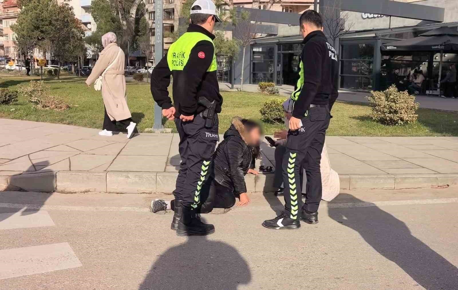 Yaya geçidinden geçen 2 kadına otomobil çarptı