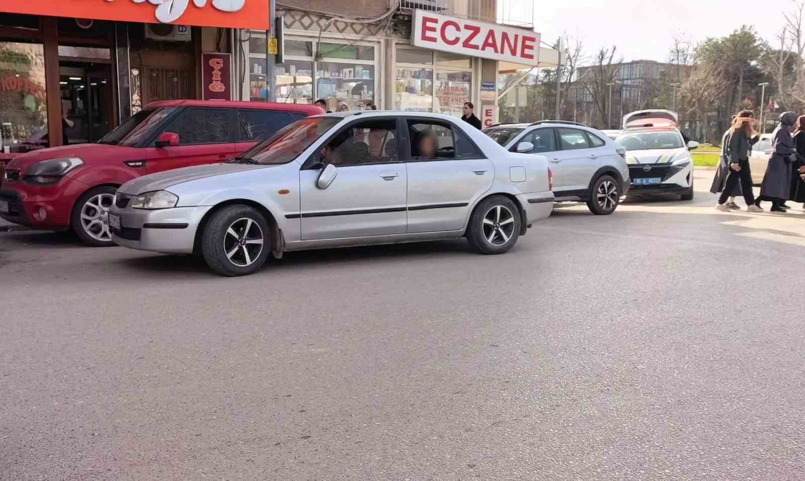 Yaya geçidinden geçen 2 kadına otomobil çarptı