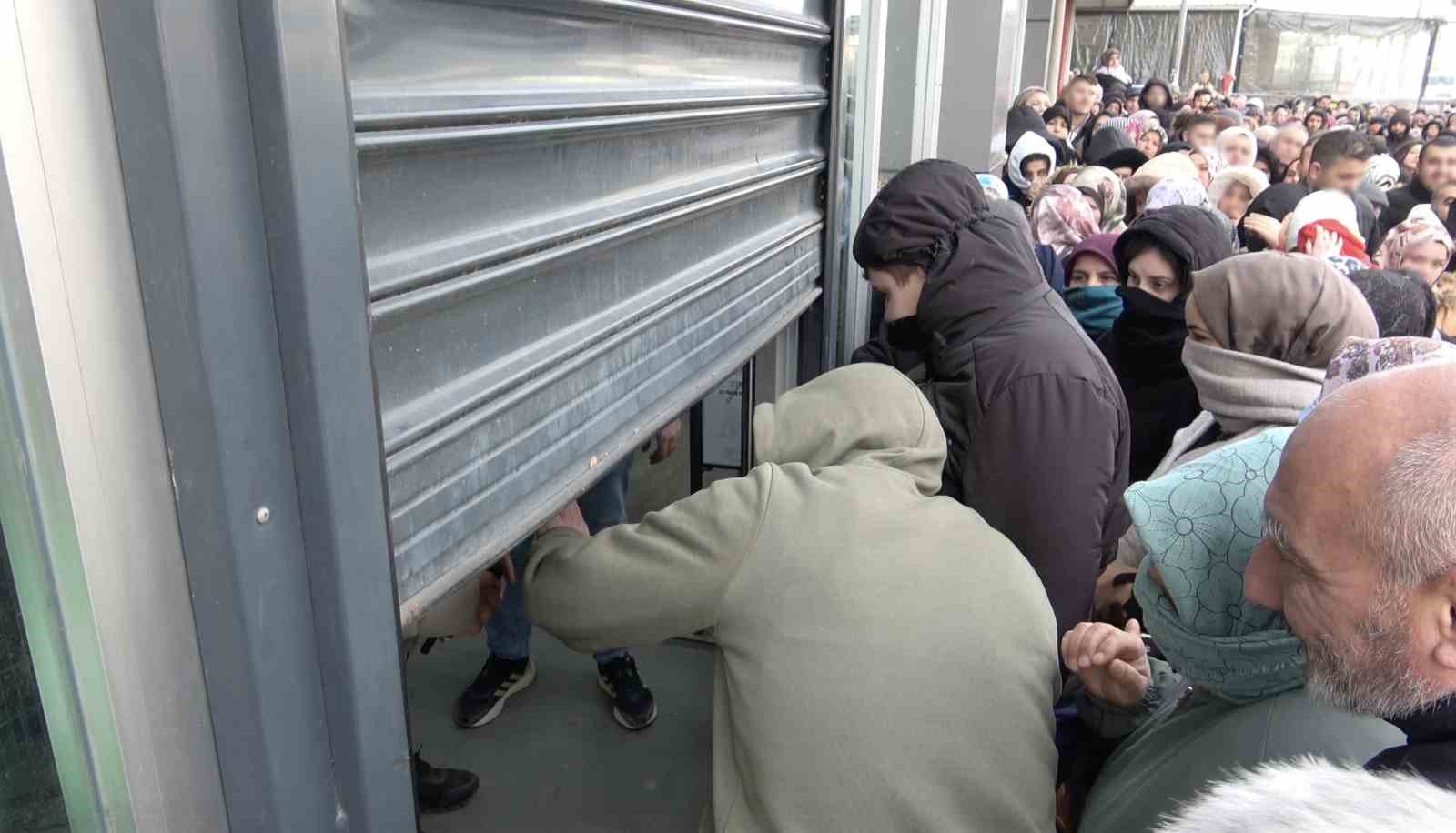 Bursa’da indirim izdihamı: 100 liralık alışveriş için dondurucu soğukta saatlerce beklediler