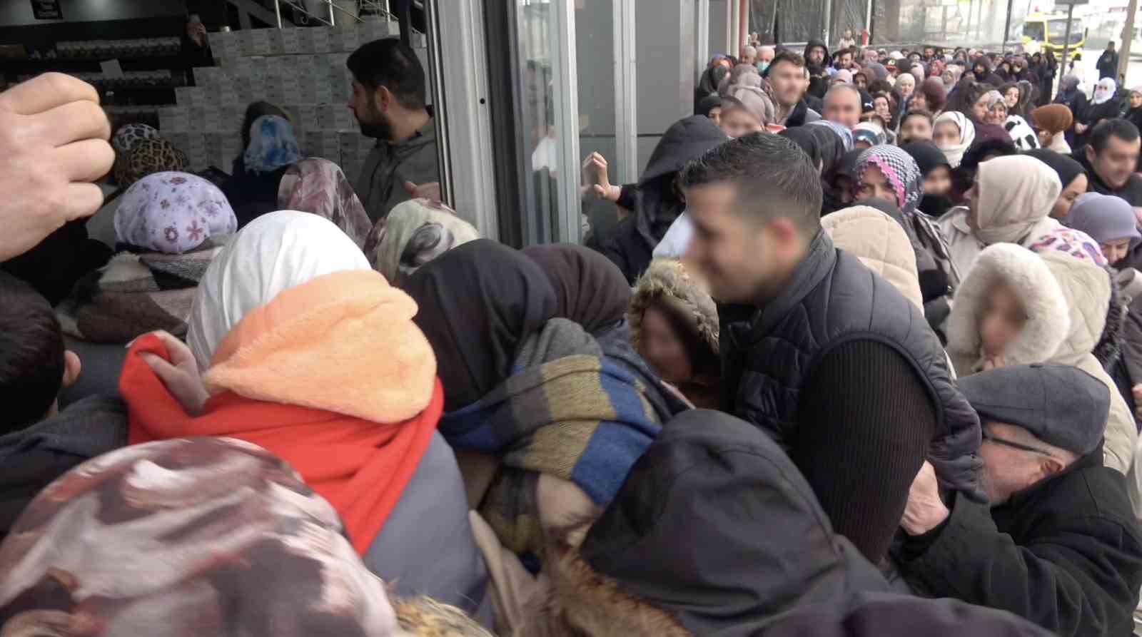Bursa’da indirim izdihamı: 100 liralık alışveriş için dondurucu soğukta saatlerce beklediler