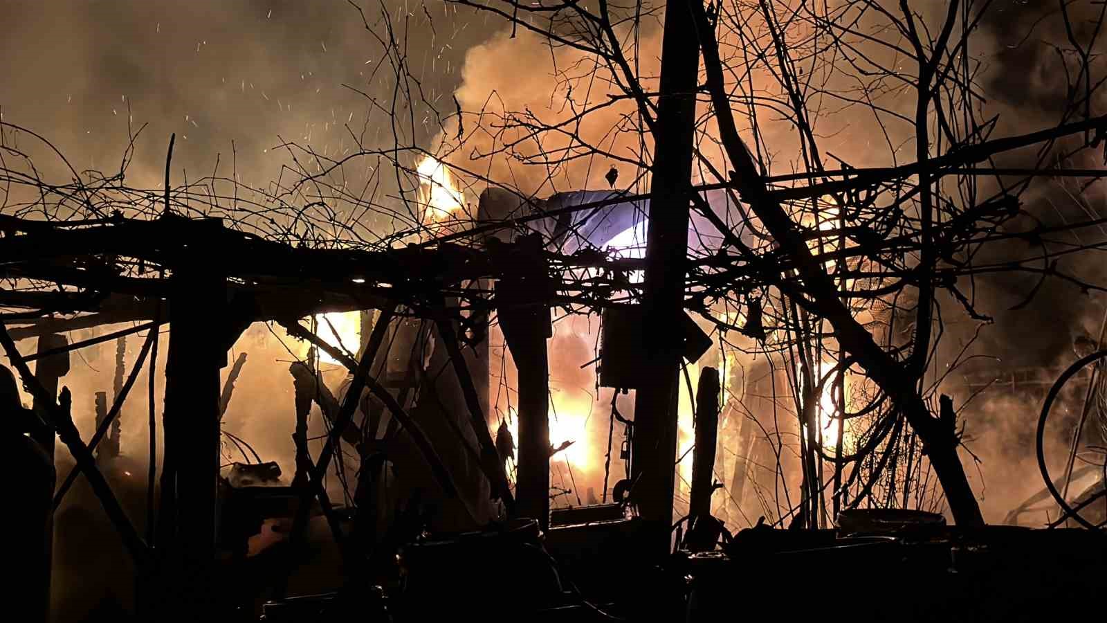 Ardiye yangını eve sıçramadan söndürüldü