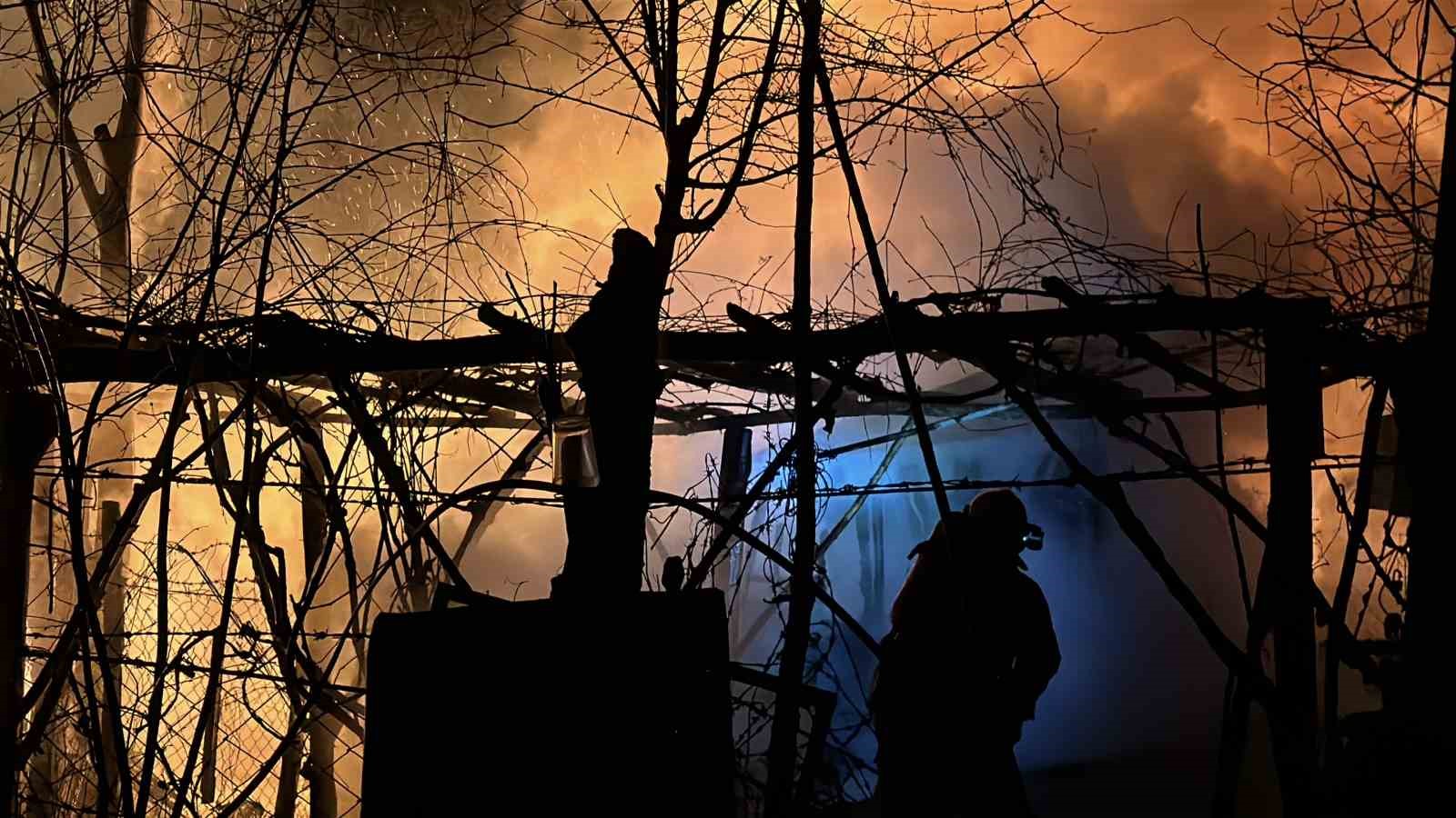 Ardiye yangını eve sıçramadan söndürüldü