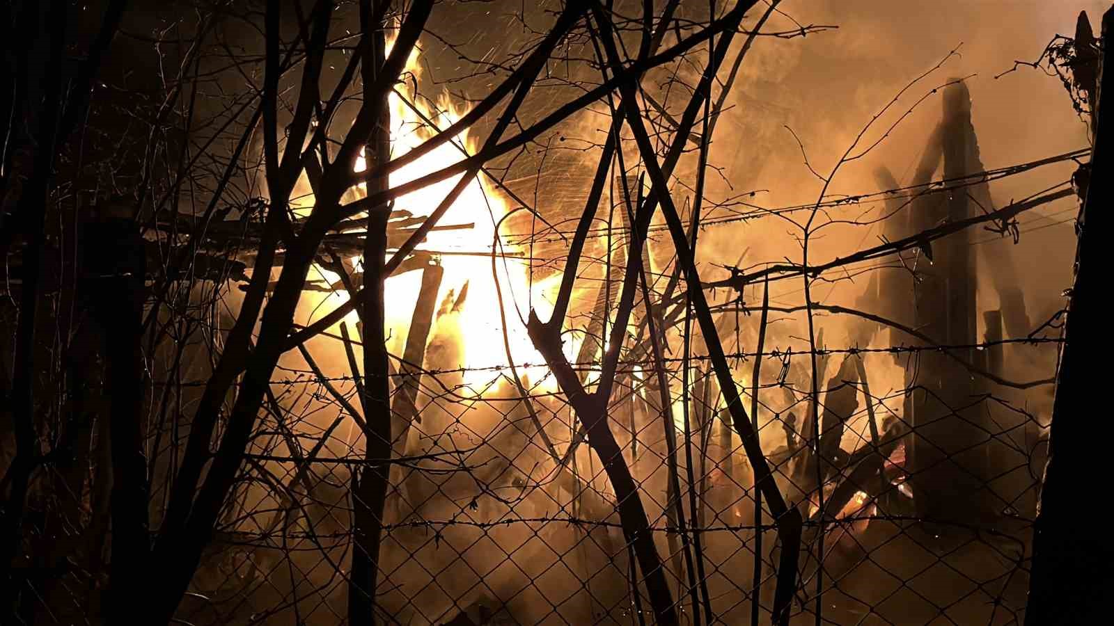 Ardiye yangını eve sıçramadan söndürüldü