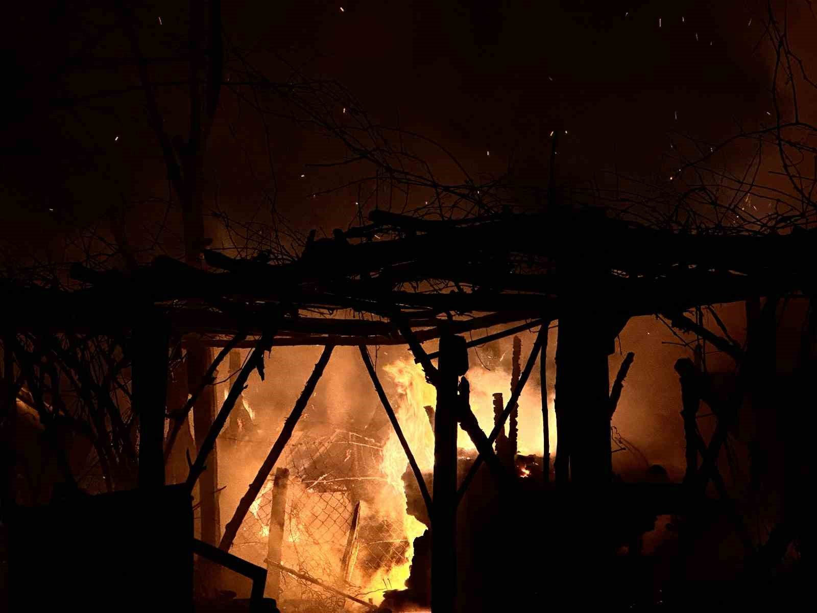 Ardiye yangını eve sıçramadan söndürüldü