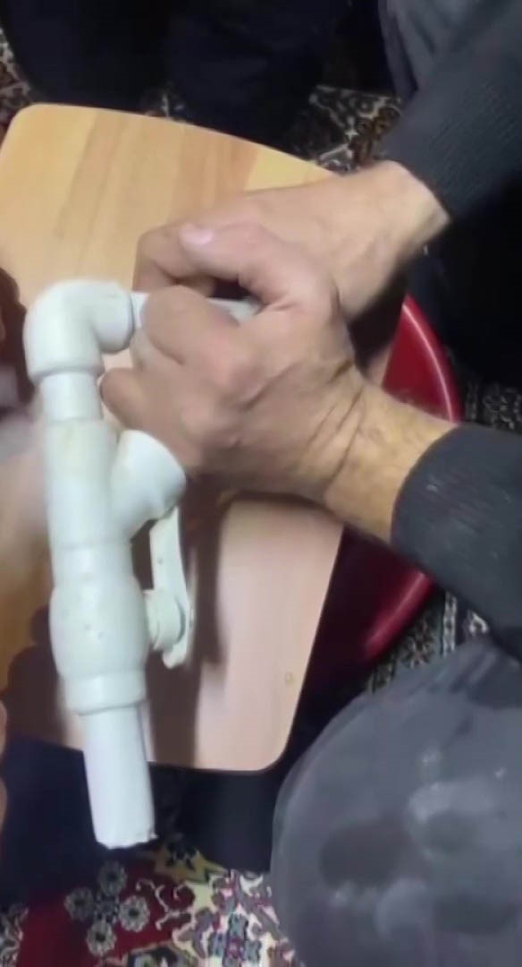 Parmağını kombi borusuna sıkıştırdı