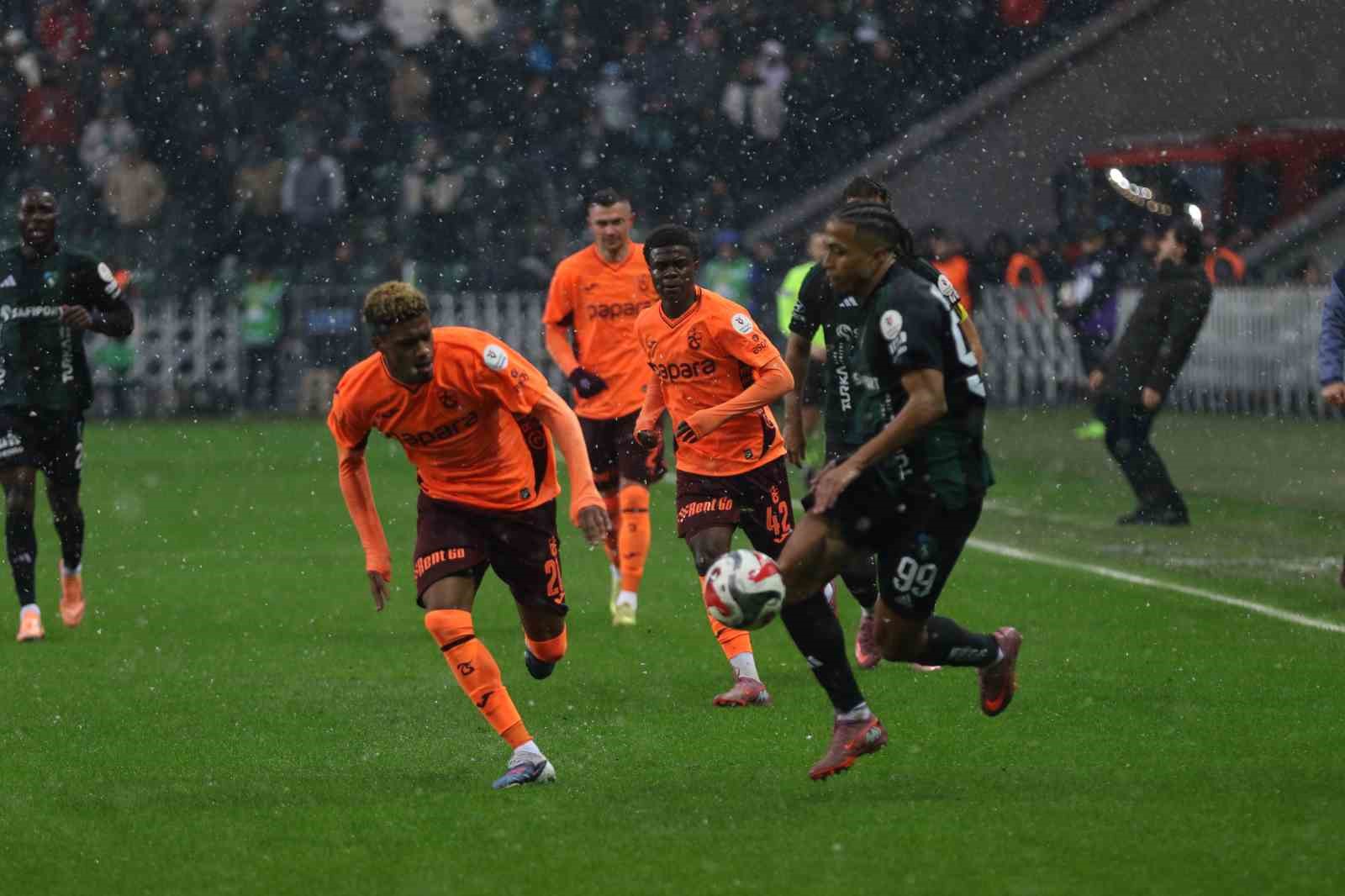 Trendyol Süper Lig: Kocaelispor: 1 - Trabzonspor: 1 (İlk yarı)