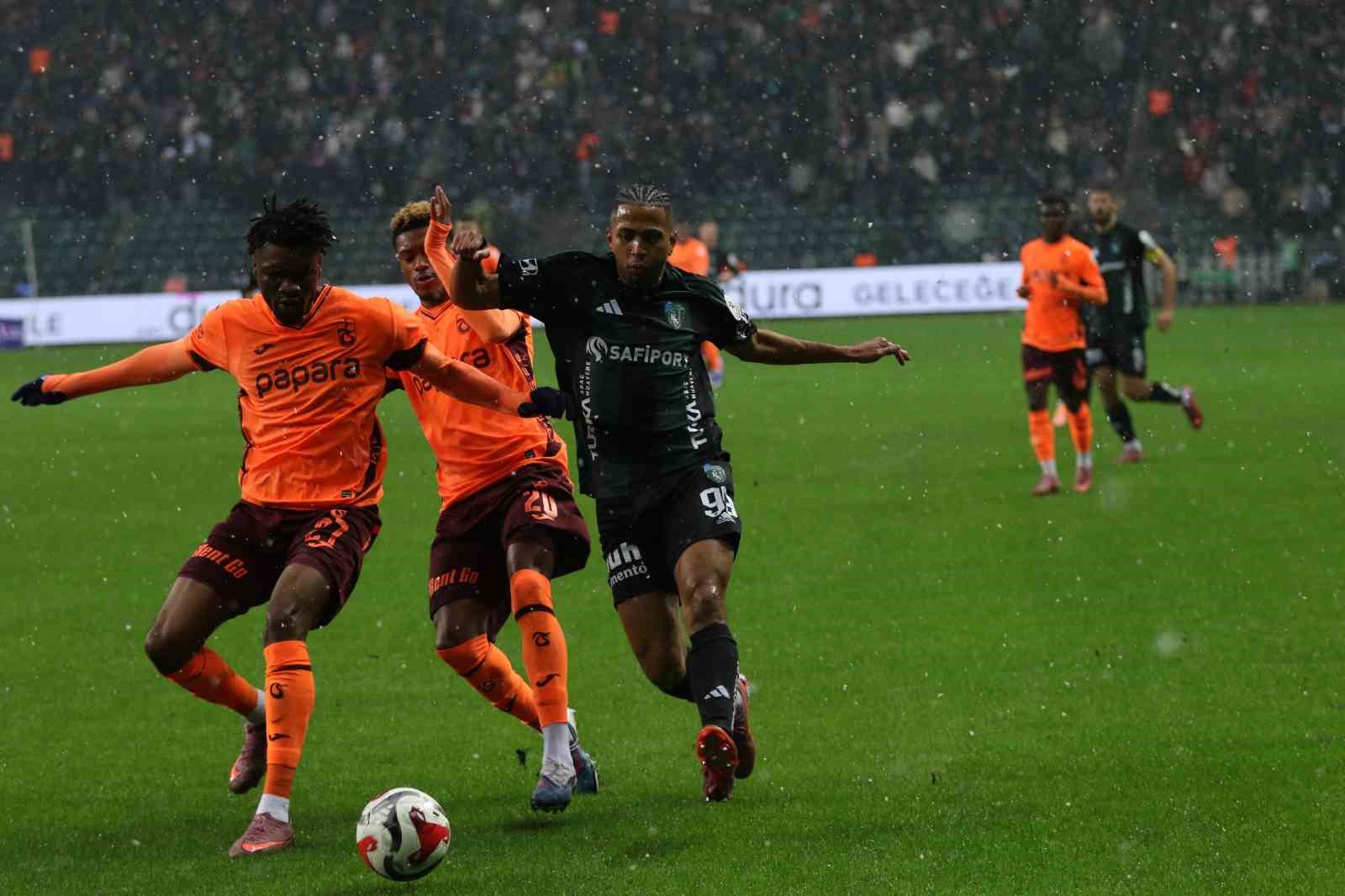 Trendyol Süper Lig: Kocaelispor: 1 - Trabzonspor: 1 (İlk yarı)