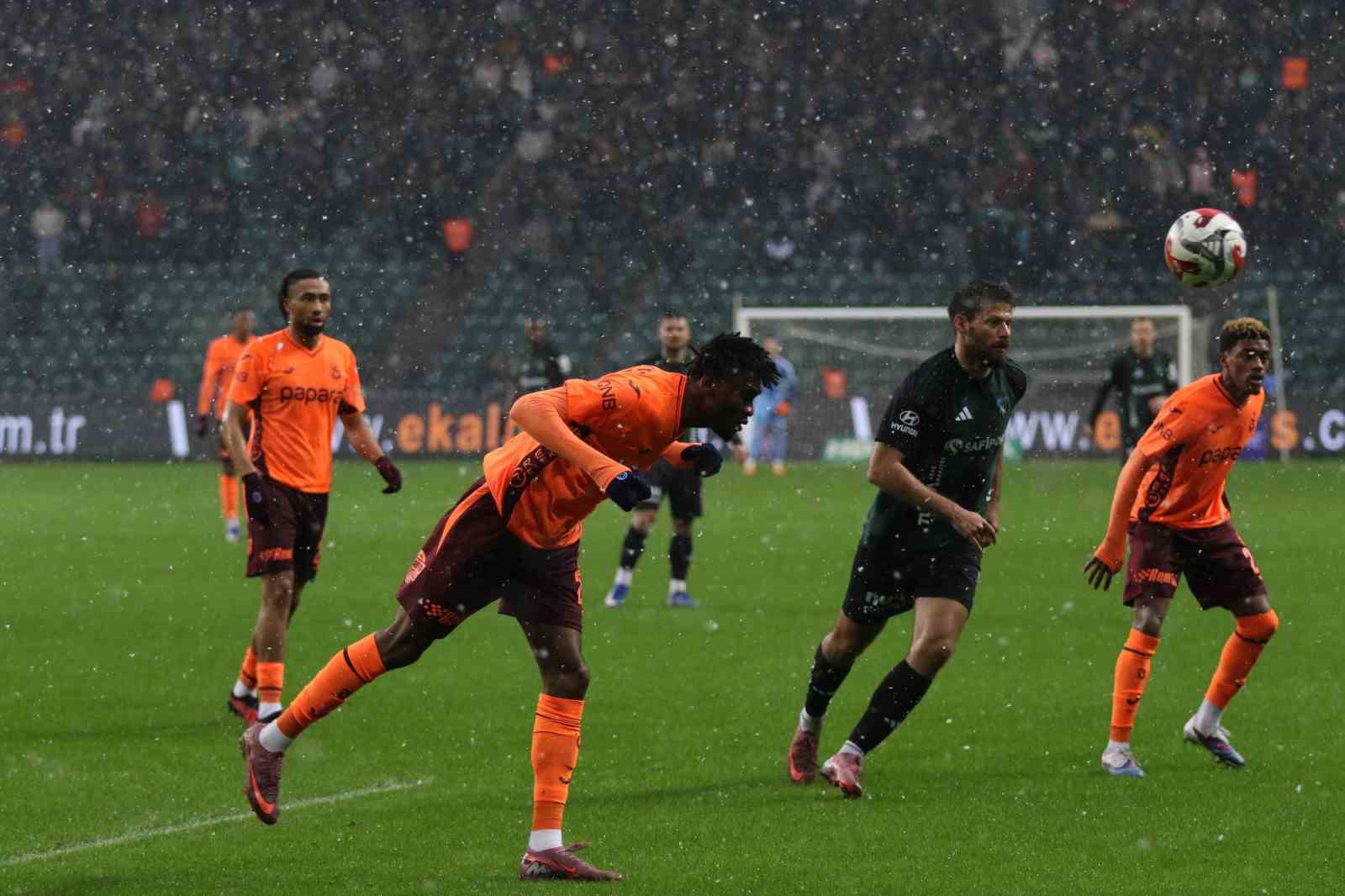 Trendyol Süper Lig: Kocaelispor: 1 - Trabzonspor: 1 (İlk yarı)