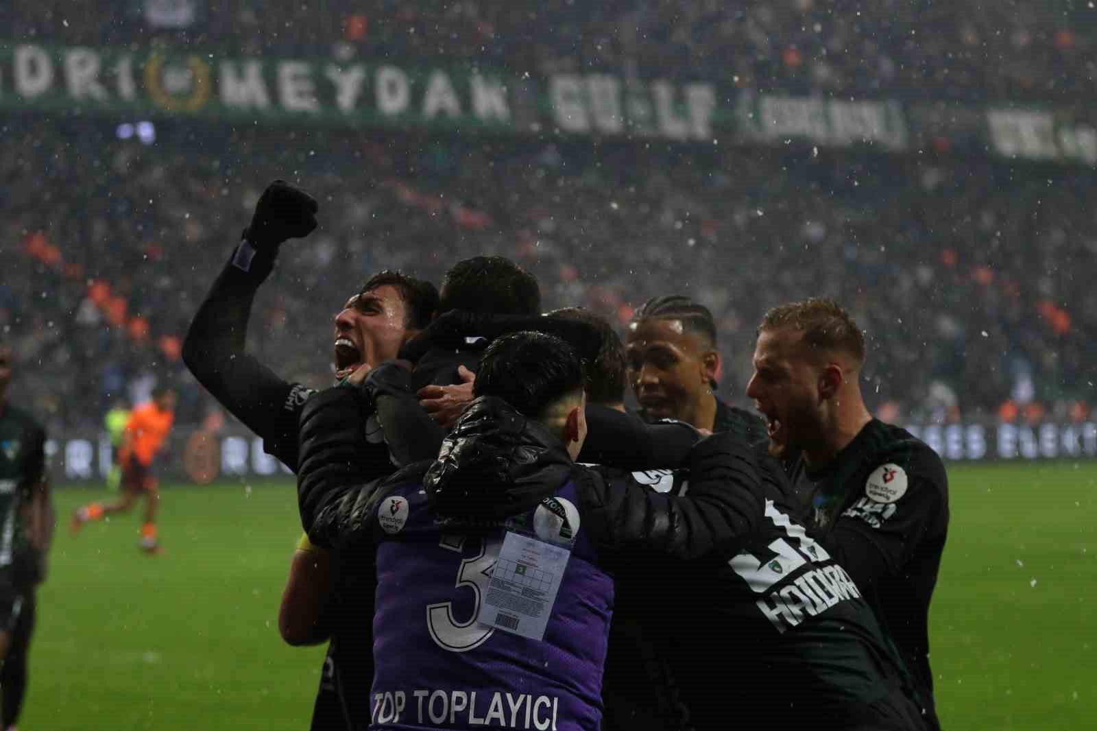 Trendyol Süper Lig: Kocaelispor: 1 - Trabzonspor: 1 (İlk yarı)
