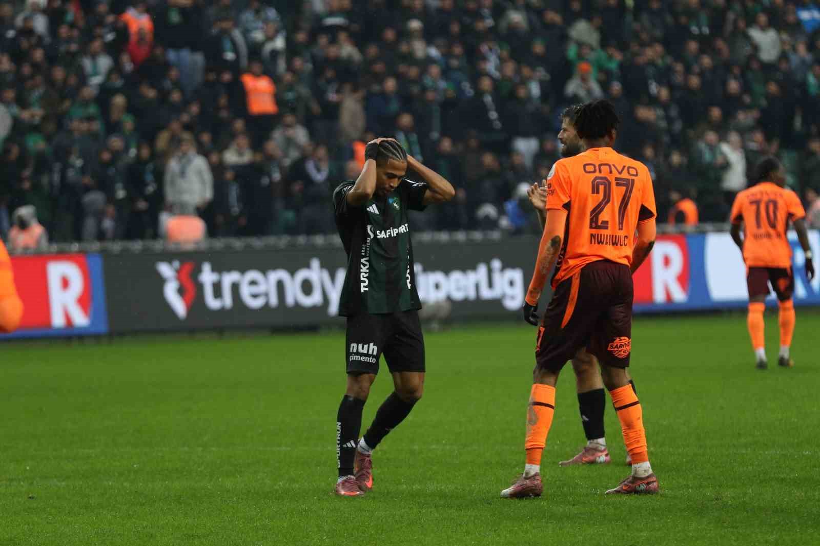 Trendyol Süper Lig: Kocaelispor: 1 - Trabzonspor: 1 (İlk yarı)