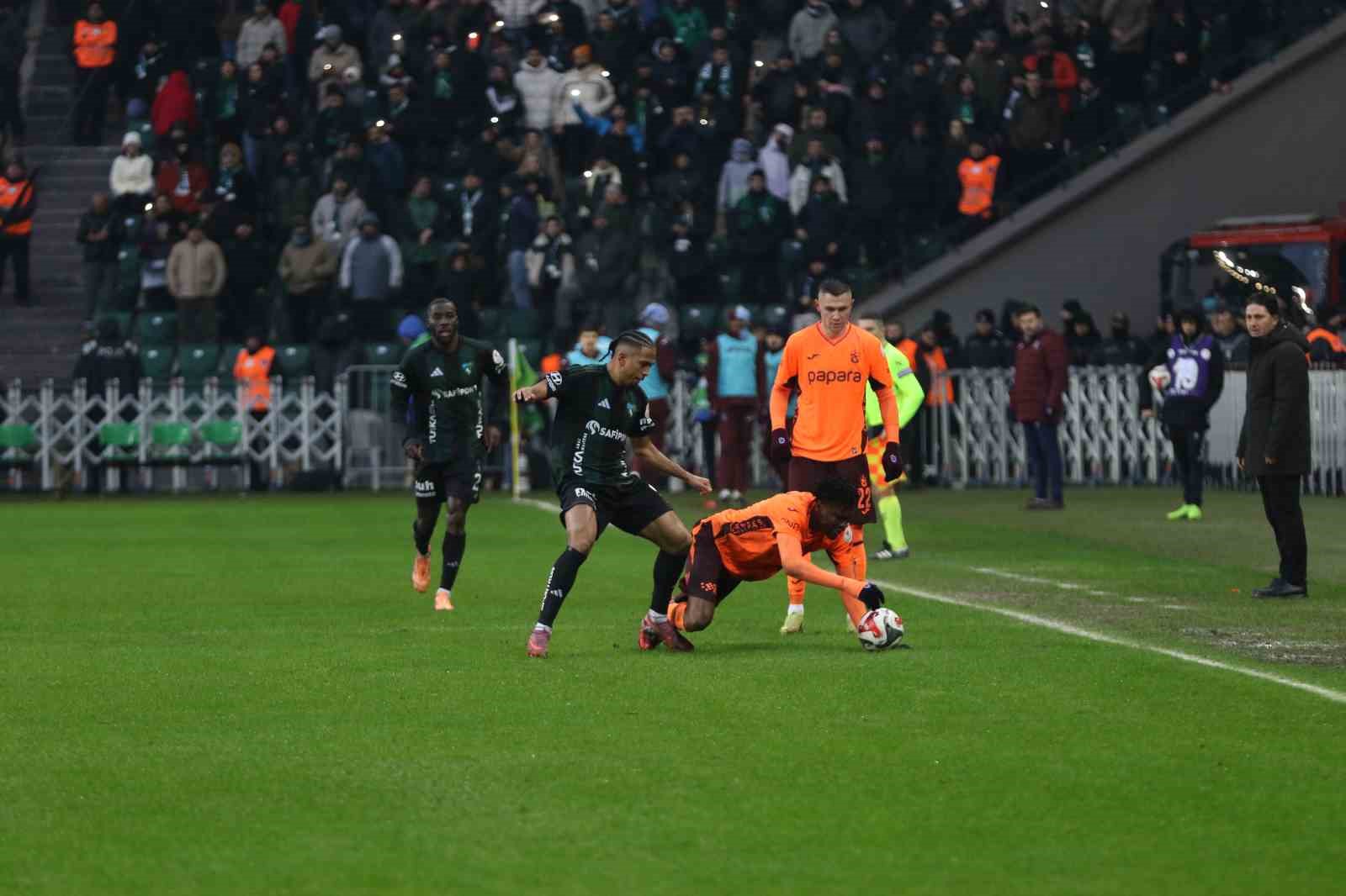 Trendyol Süper Lig: Kocaelispor: 1 - Trabzonspor: 1 (İlk yarı)