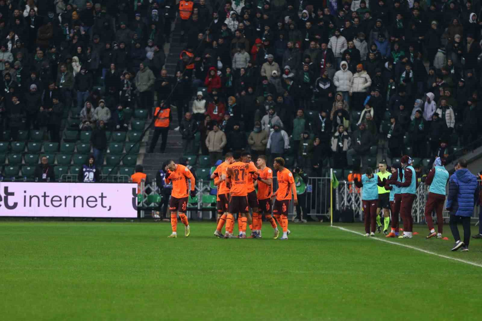 Trendyol Süper Lig: Kocaelispor: 1 - Trabzonspor: 1 (İlk yarı)